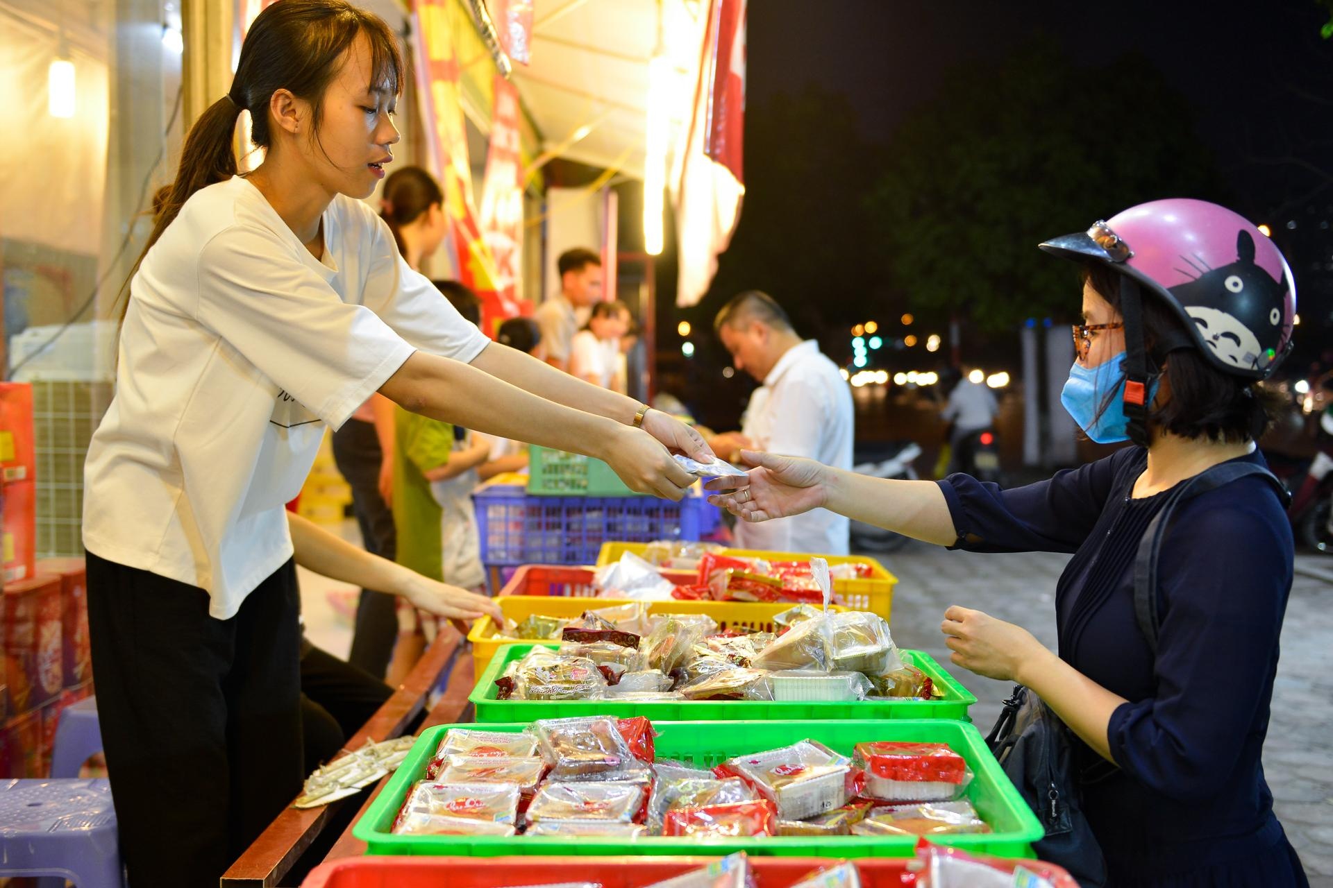 Nguoi Ha Noi do xo mua banh Trung thu gia re anh 5