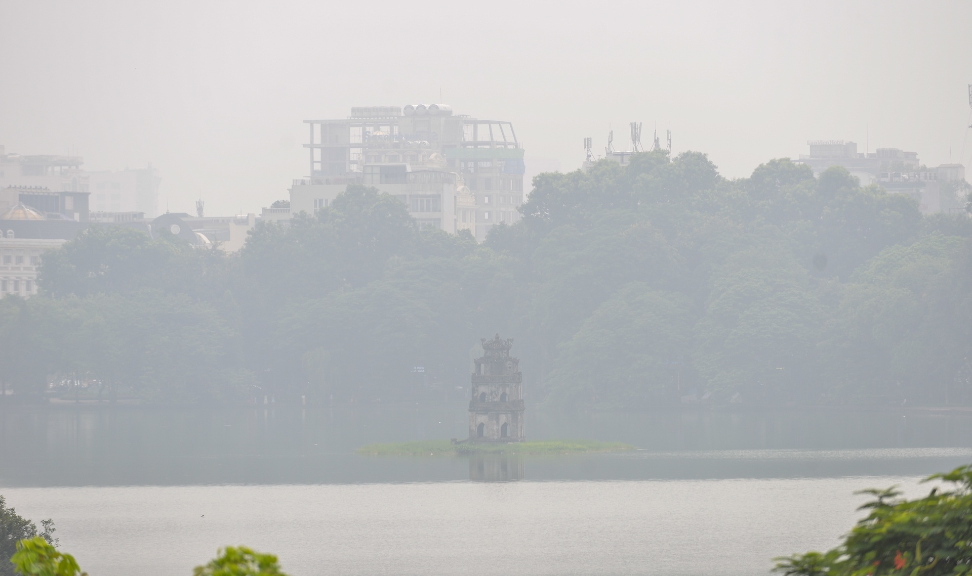 Hà Nội chìm trong sương mù lúc giữa trưa ảnh 12 Ha Noi chim trong suong mu luc giua trua anh 12