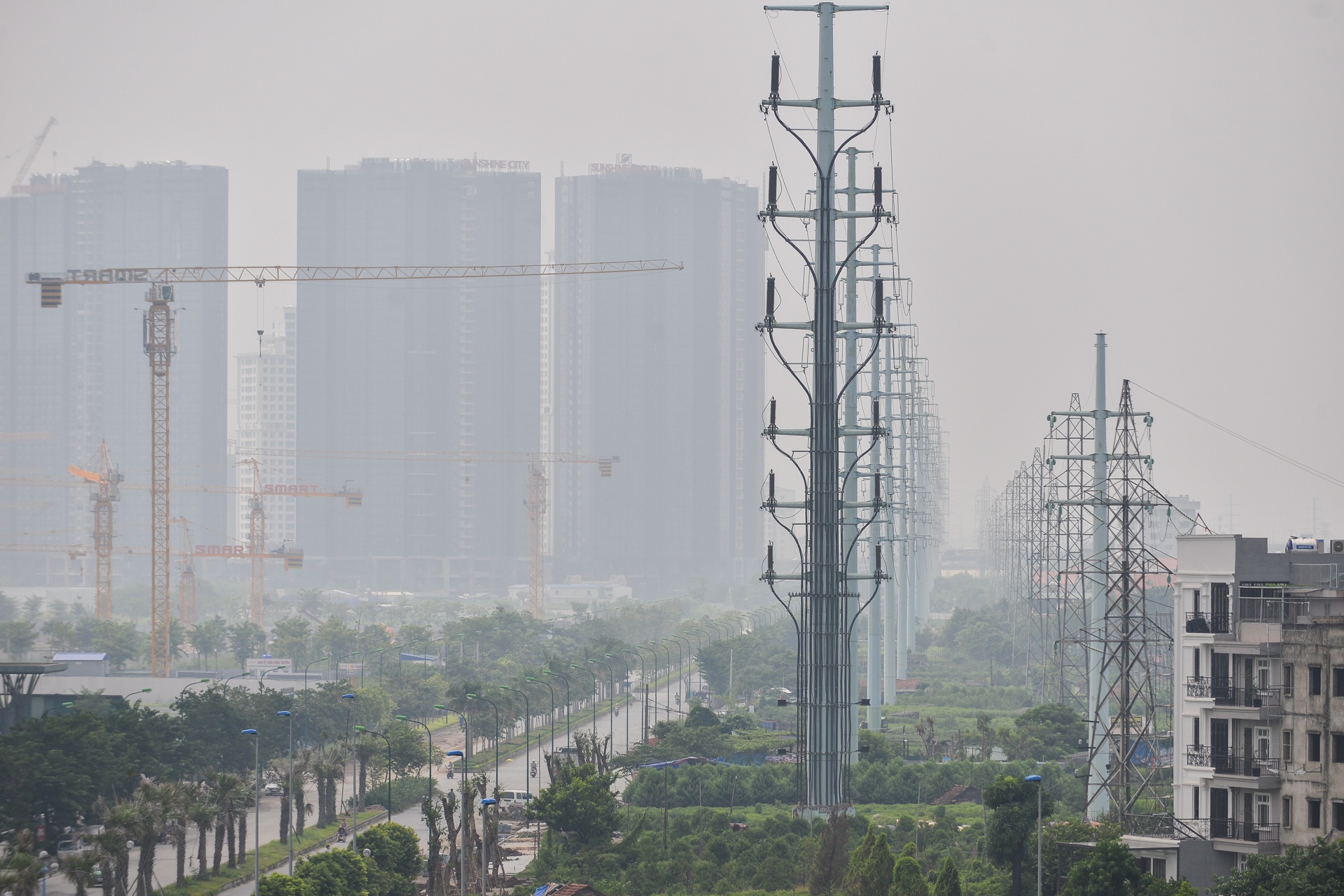 Hà Nội chìm trong sương mù lúc giữa trưa ảnh 8 Ha Noi chim trong suong mu luc giua trua anh 8