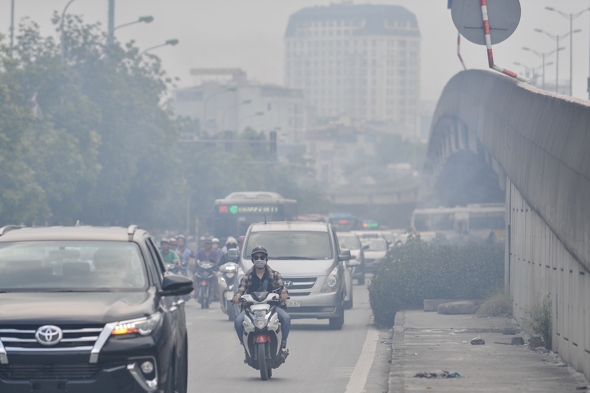 Hà Nội chìm trong sương mù lúc giữa trưa ảnh 13 Ha Noi chim trong suong mu luc giua trua anh 13