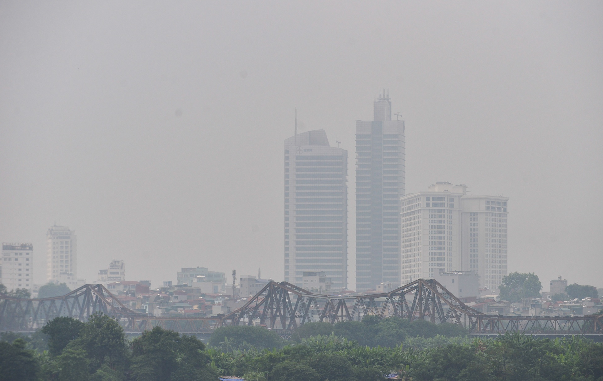 Hà Nội chìm trong sương mù lúc giữa trưa ảnh 9 Ha Noi chim trong suong mu luc giua trua anh 9