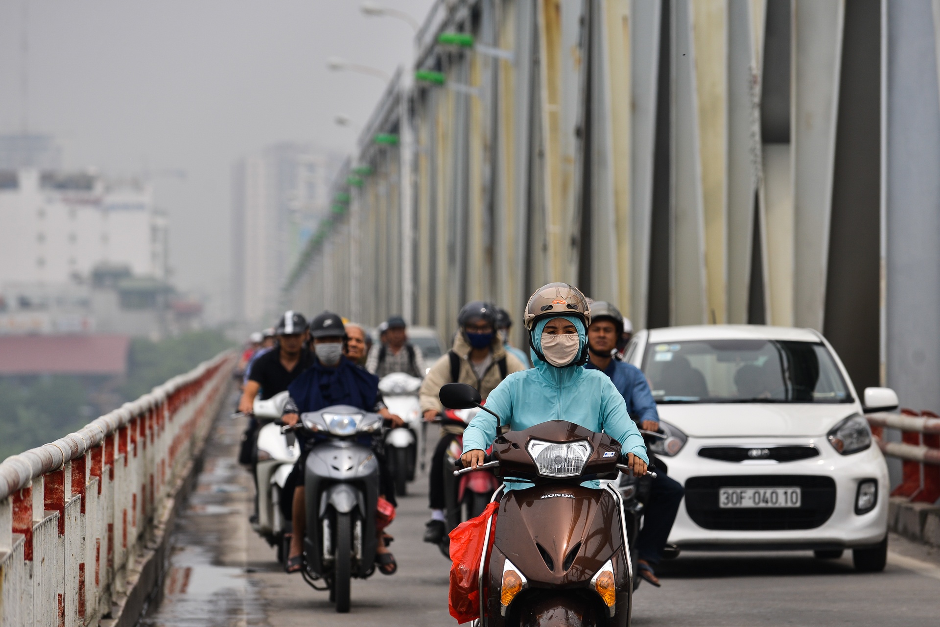 Hà Nội chìm trong sương mù lúc giữa trưa ảnh 11 Ha Noi chim trong suong mu luc giua trua anh 11