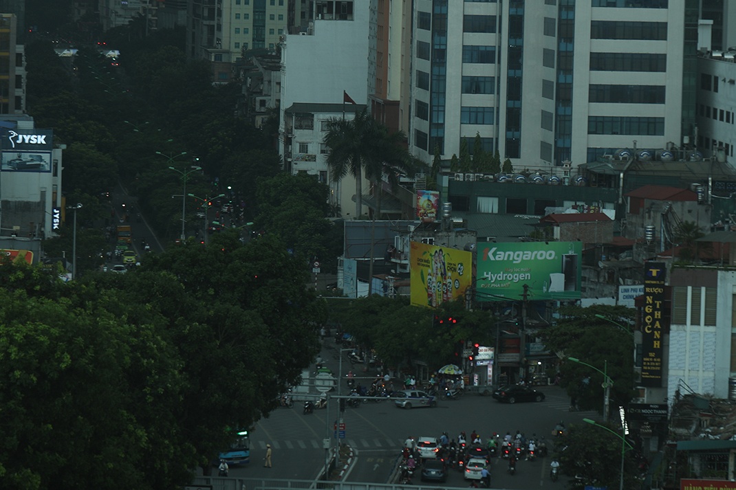 Hà Nội chìm trong sương mù lúc giữa trưa ảnh 3 Ha Noi chim trong suong mu luc giua trua anh 3