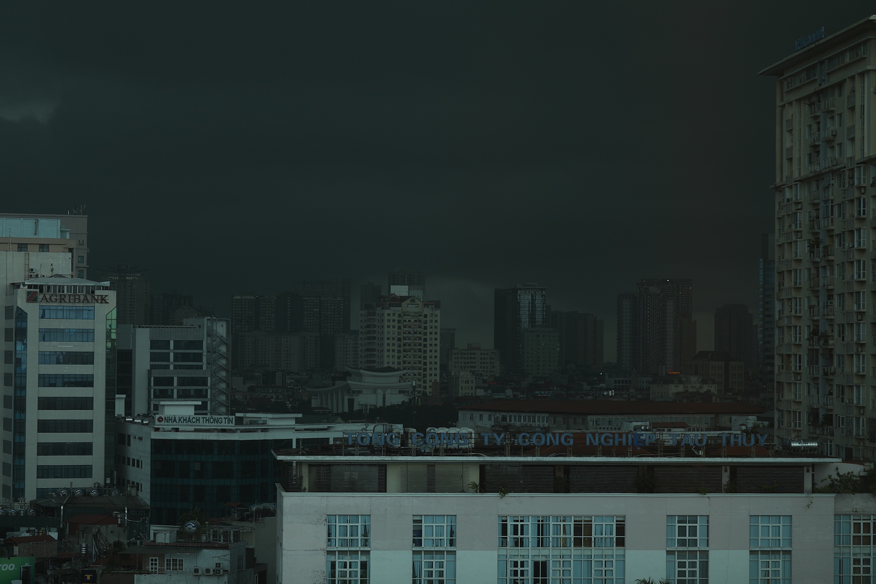 Bau troi Ha Noi toi den giua buoi chieu hinh anh