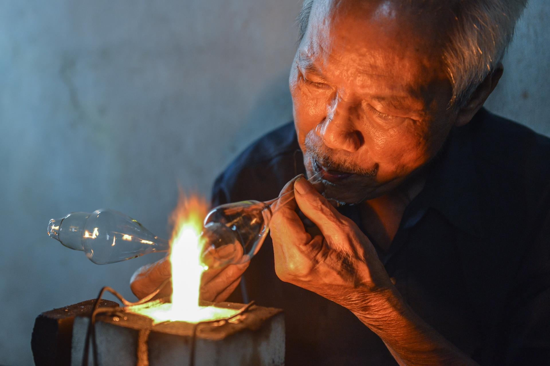 Hai vo chong 30 nam tai che thuy tinh tu bong den tuyp hinh anh