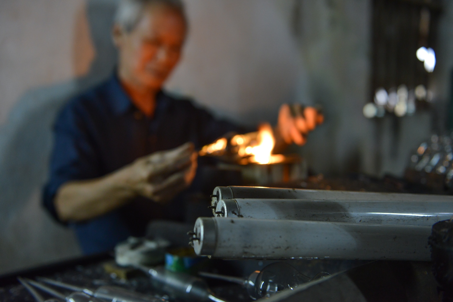 Vất vả nghề thuỷ tinh tái chế ảnh 6 Vat va nghe thuy tinh tai che anh 6