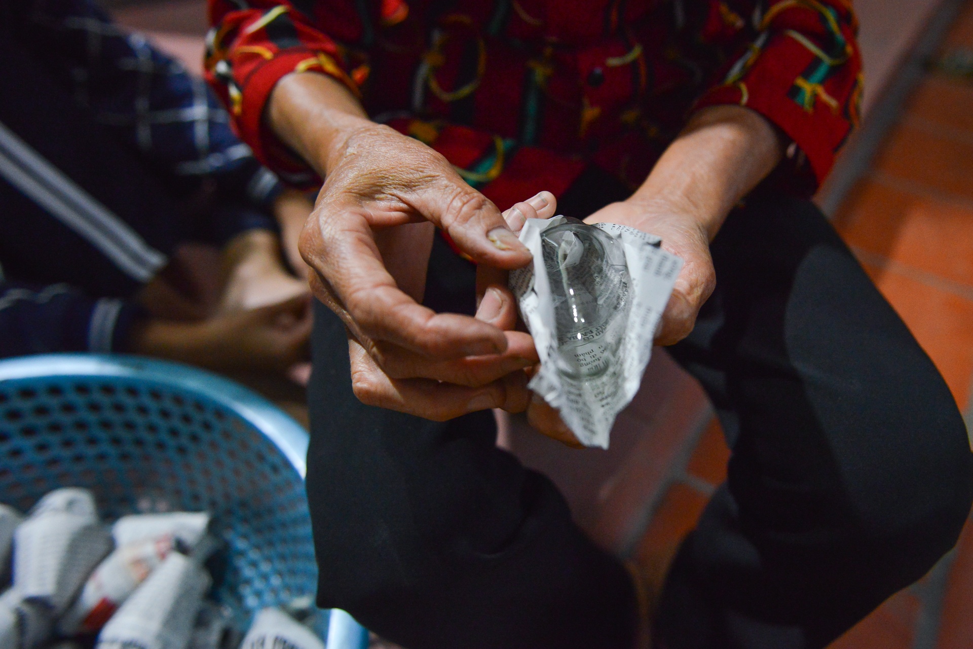 Vất vả nghề thuỷ tinh tái chế ảnh 9 Vat va nghe thuy tinh tai che anh 9