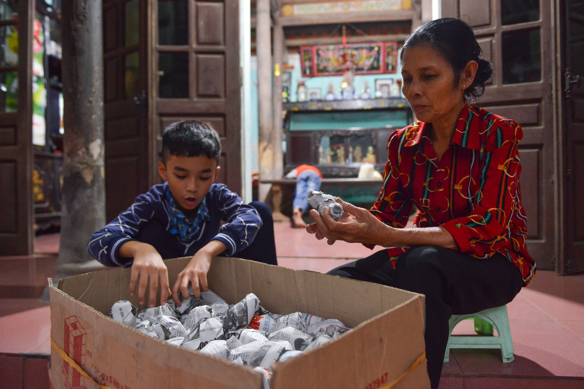 Vất vả nghề thuỷ tinh tái chế ảnh 10 Vat va nghe thuy tinh tai che anh 10