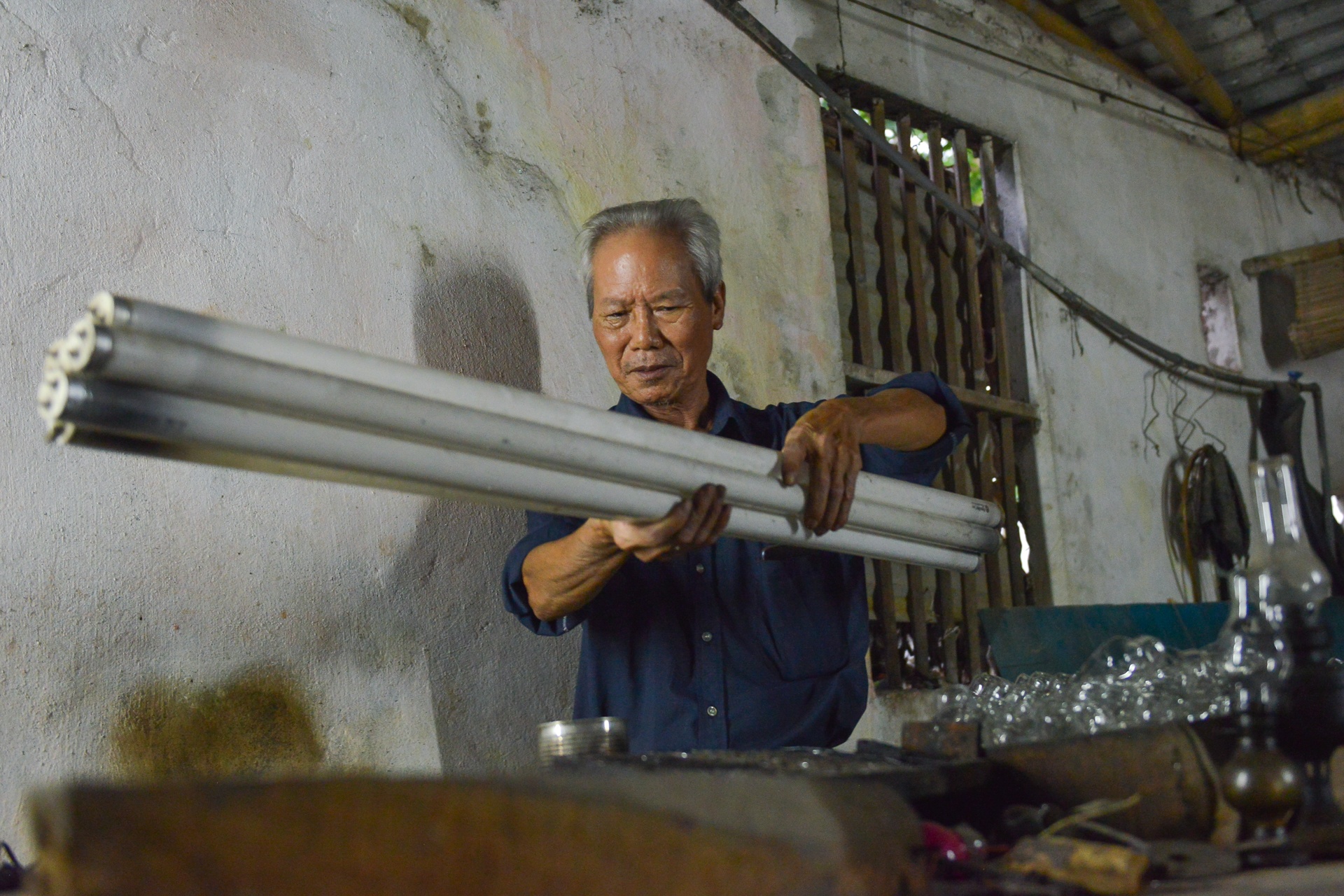 Vất vả nghề thuỷ tinh tái chế ảnh 1 Vat va nghe thuy tinh tai che anh 1