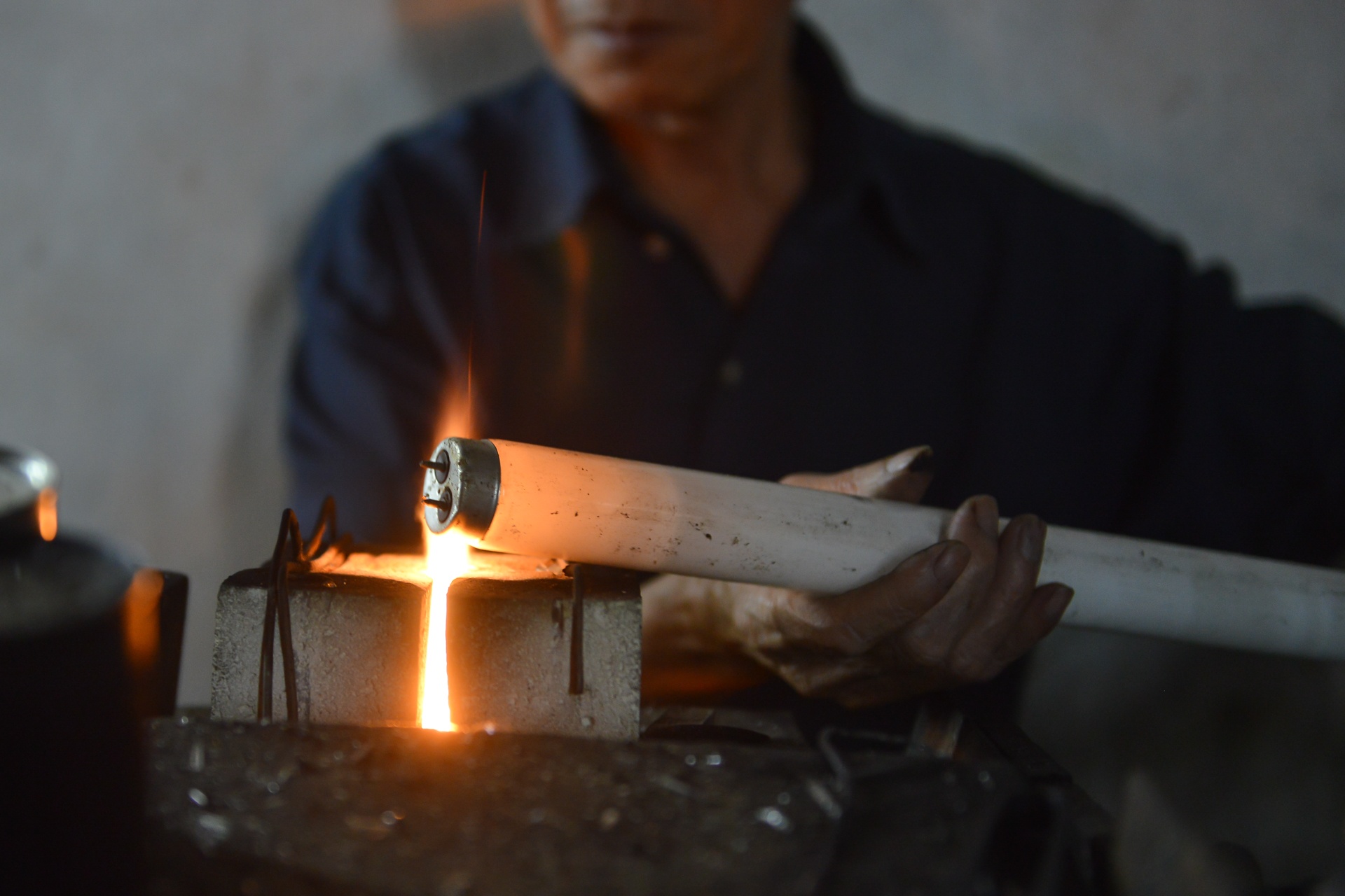 Vất vả nghề thuỷ tinh tái chế ảnh 2 Vat va nghe thuy tinh tai che anh 2