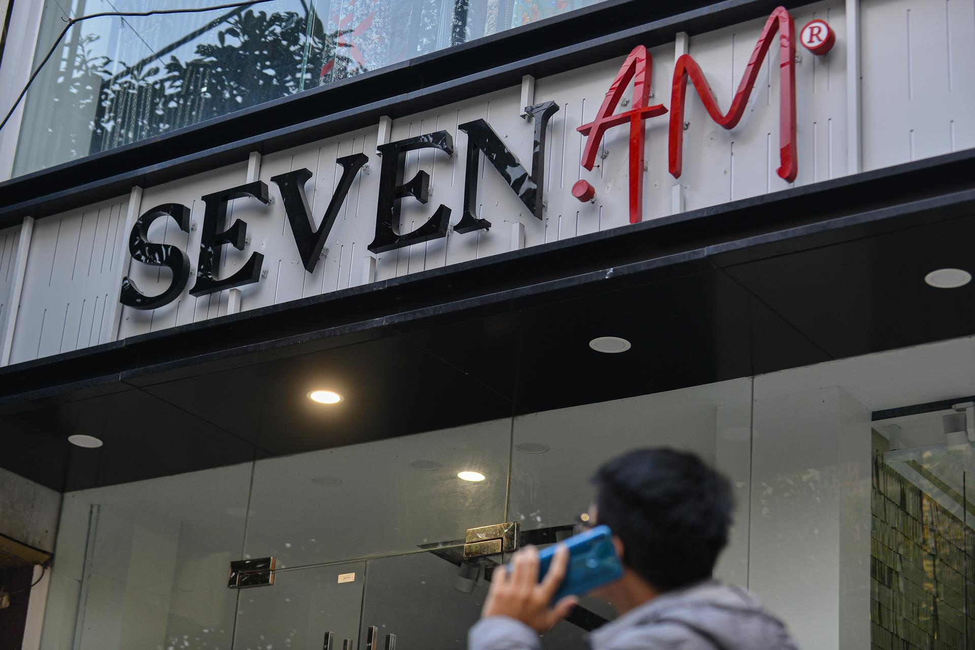 Sau nghi an cat mac Trung Quoc, chuoi cua hang Seven.Am dong cua hinh anh