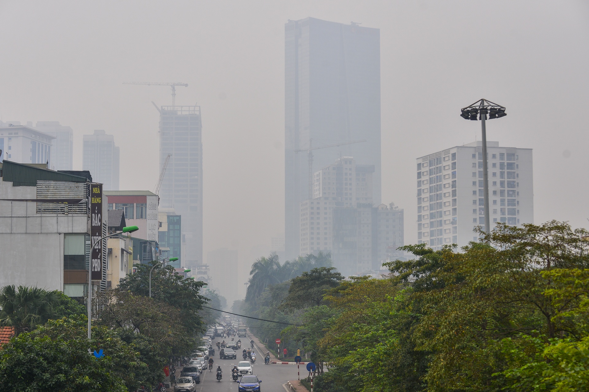 Troi Ha Noi mu mit,  o nhiem 'chua tung thay',  moi nguoi han che ra duong anh 7