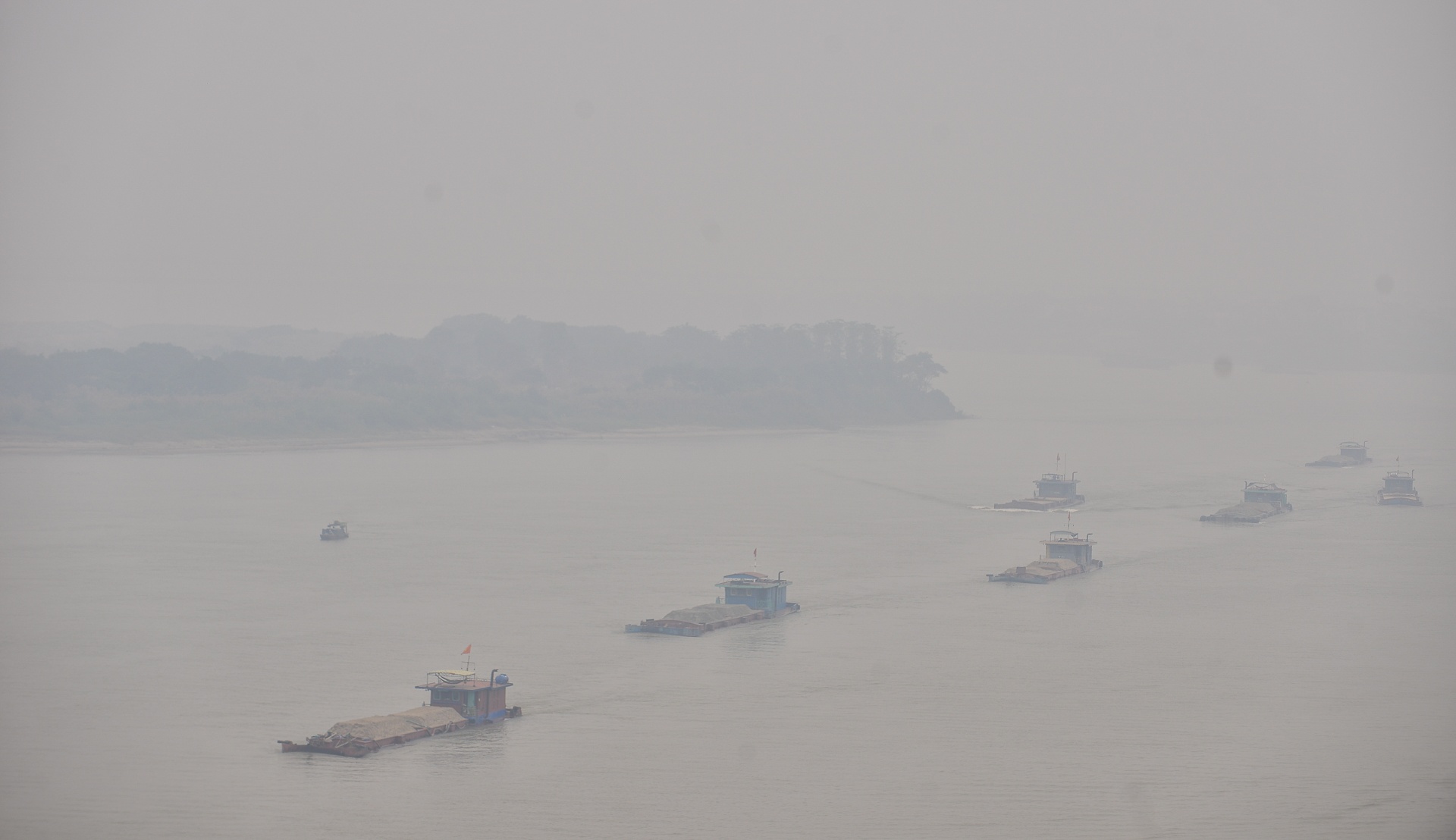 Troi Ha Noi mu mit,  o nhiem 'chua tung thay',  moi nguoi han che ra duong anh 3