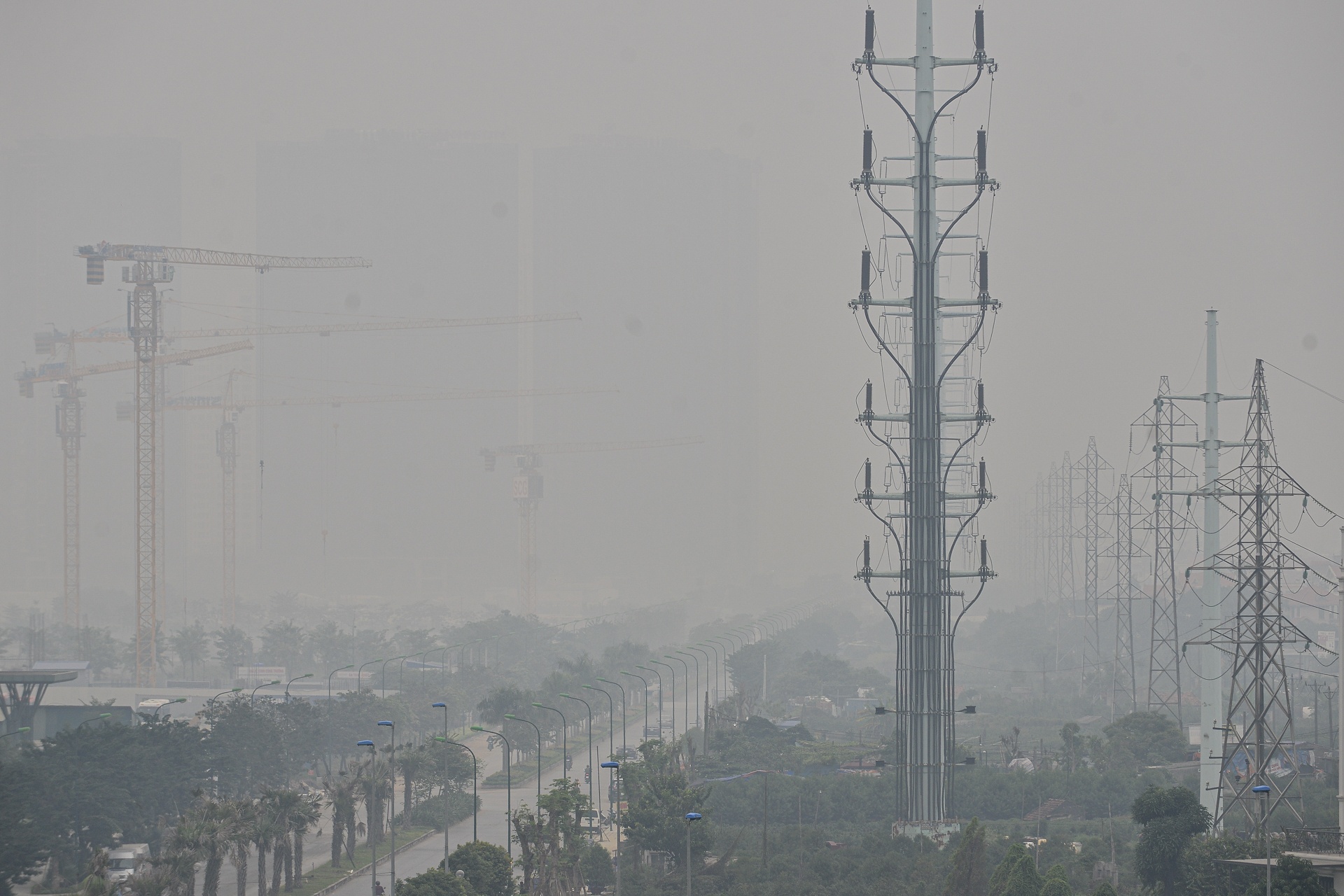 Troi Ha Noi mu mit,  o nhiem 'chua tung thay',  moi nguoi han che ra duong anh 4