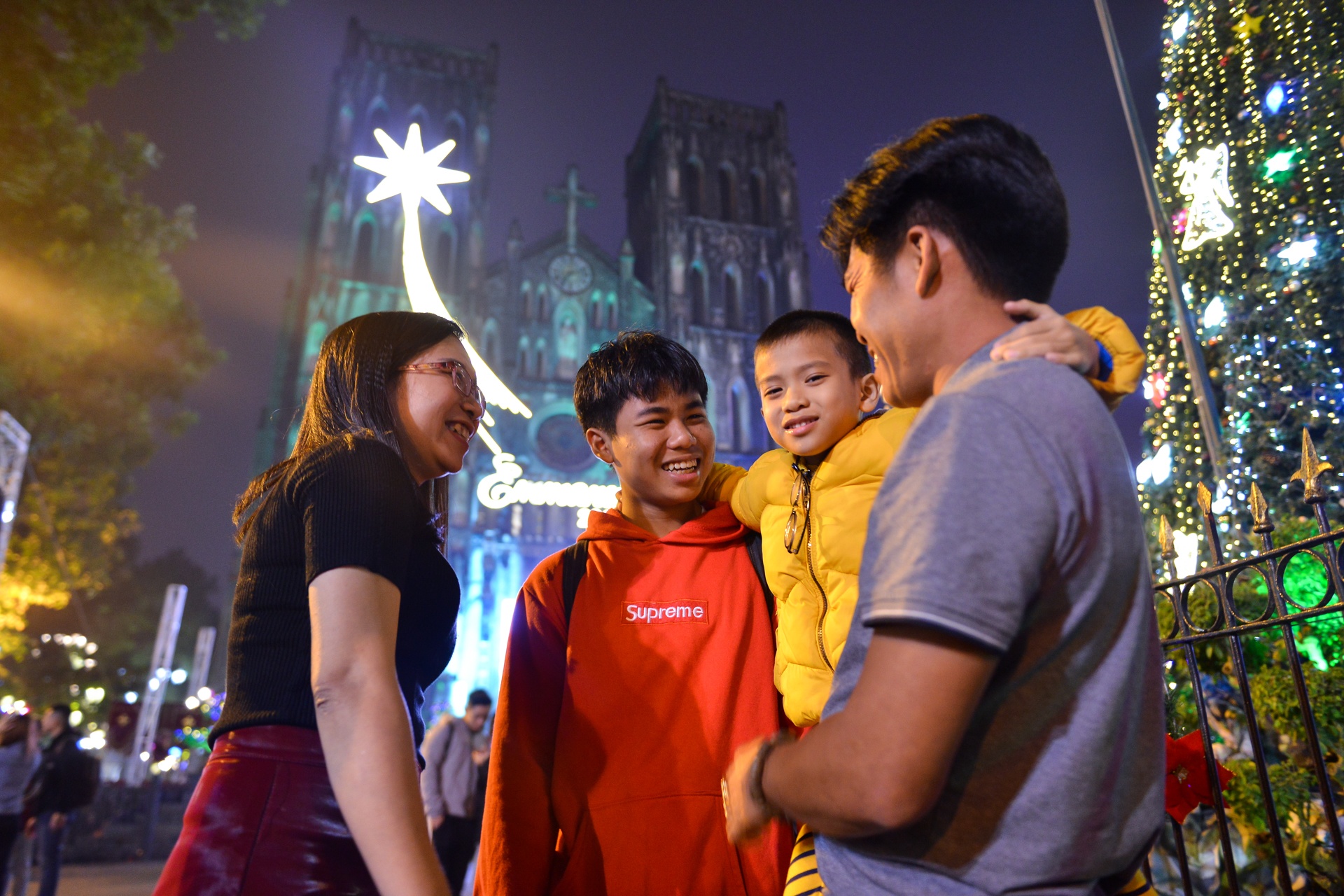 Ha Noi len den,  nguoi tre len do xuong pho don Giang sinh anh 9