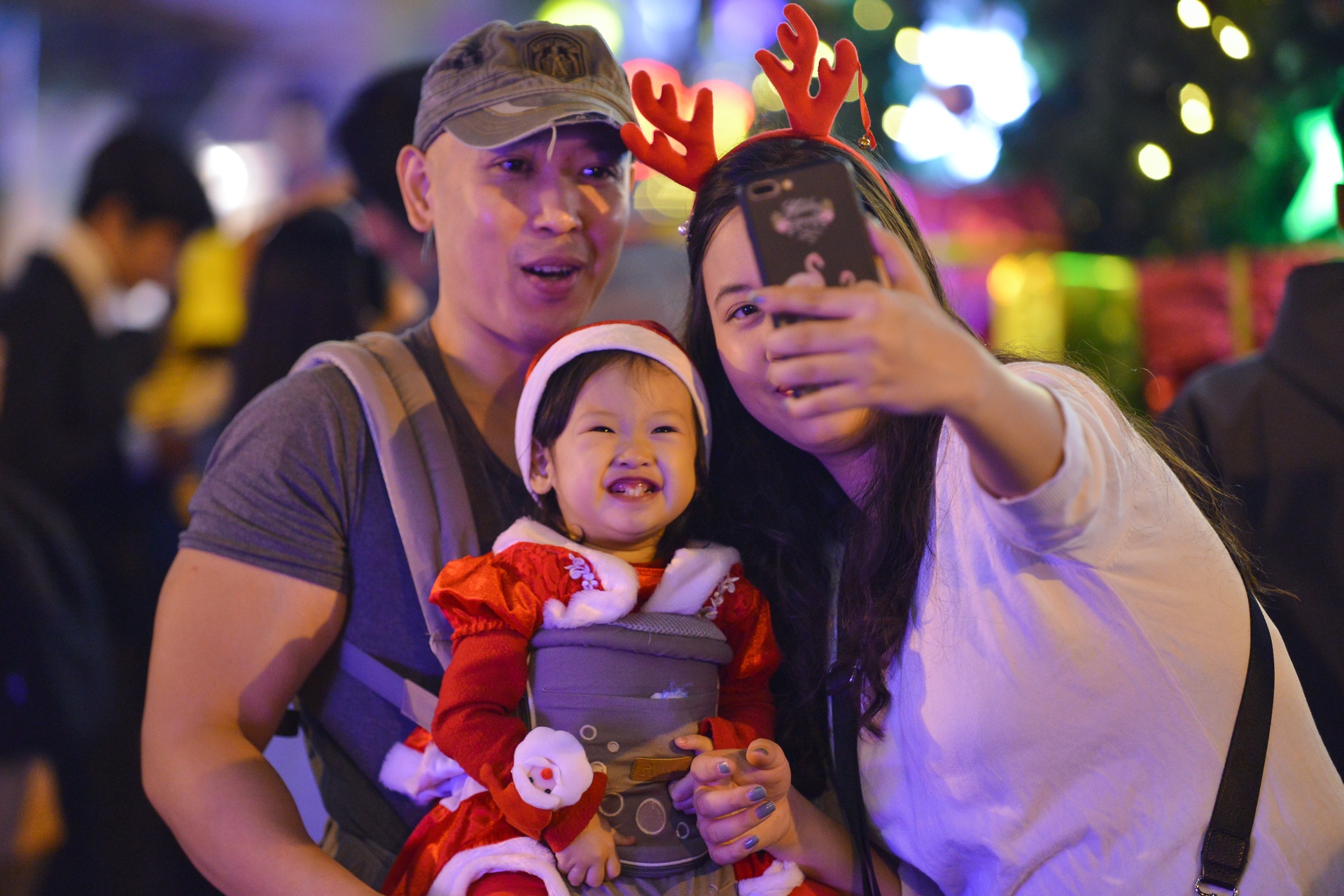 Ha Noi len den,  nguoi tre len do xuong pho don Giang sinh anh 10