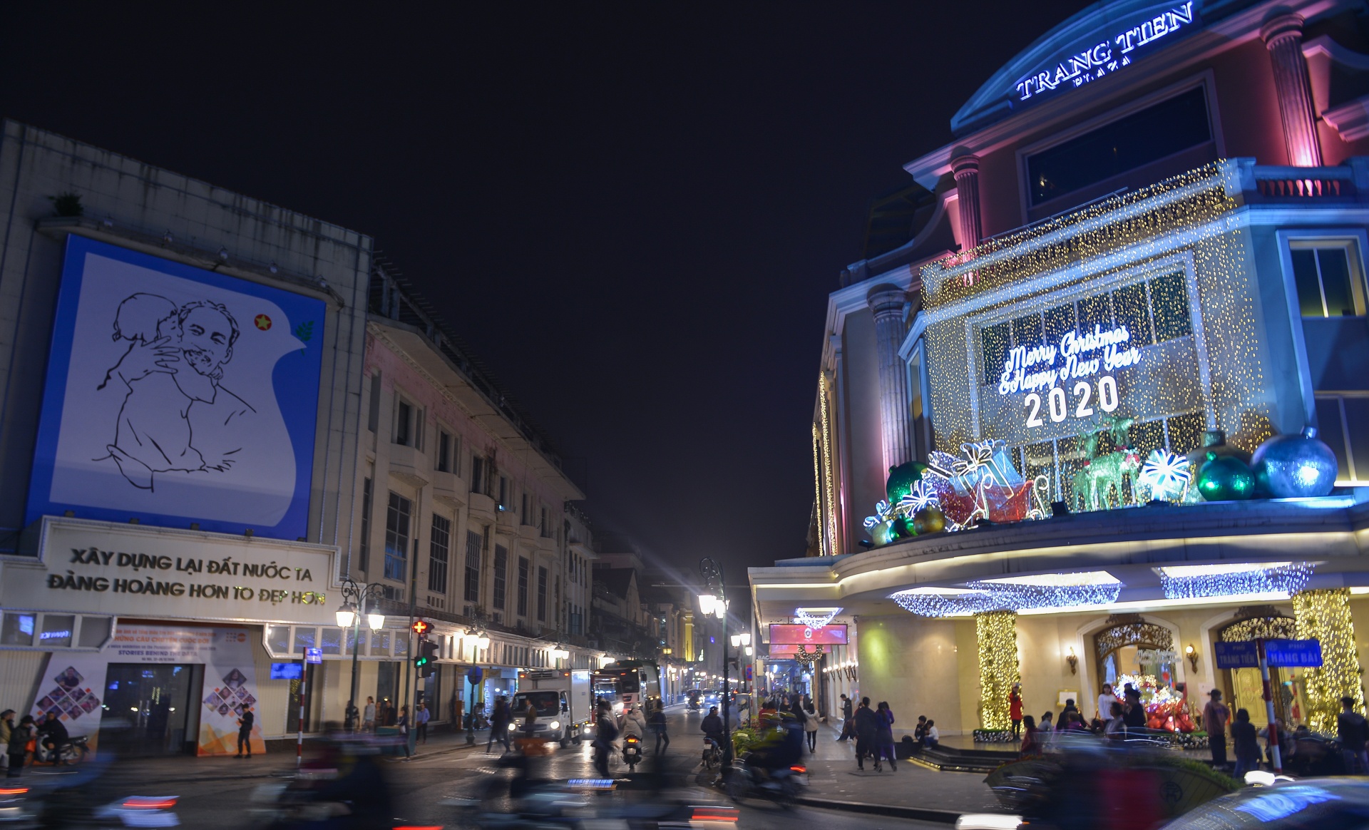 Ha Noi len den,  nguoi tre len do xuong pho don Giang sinh anh 6