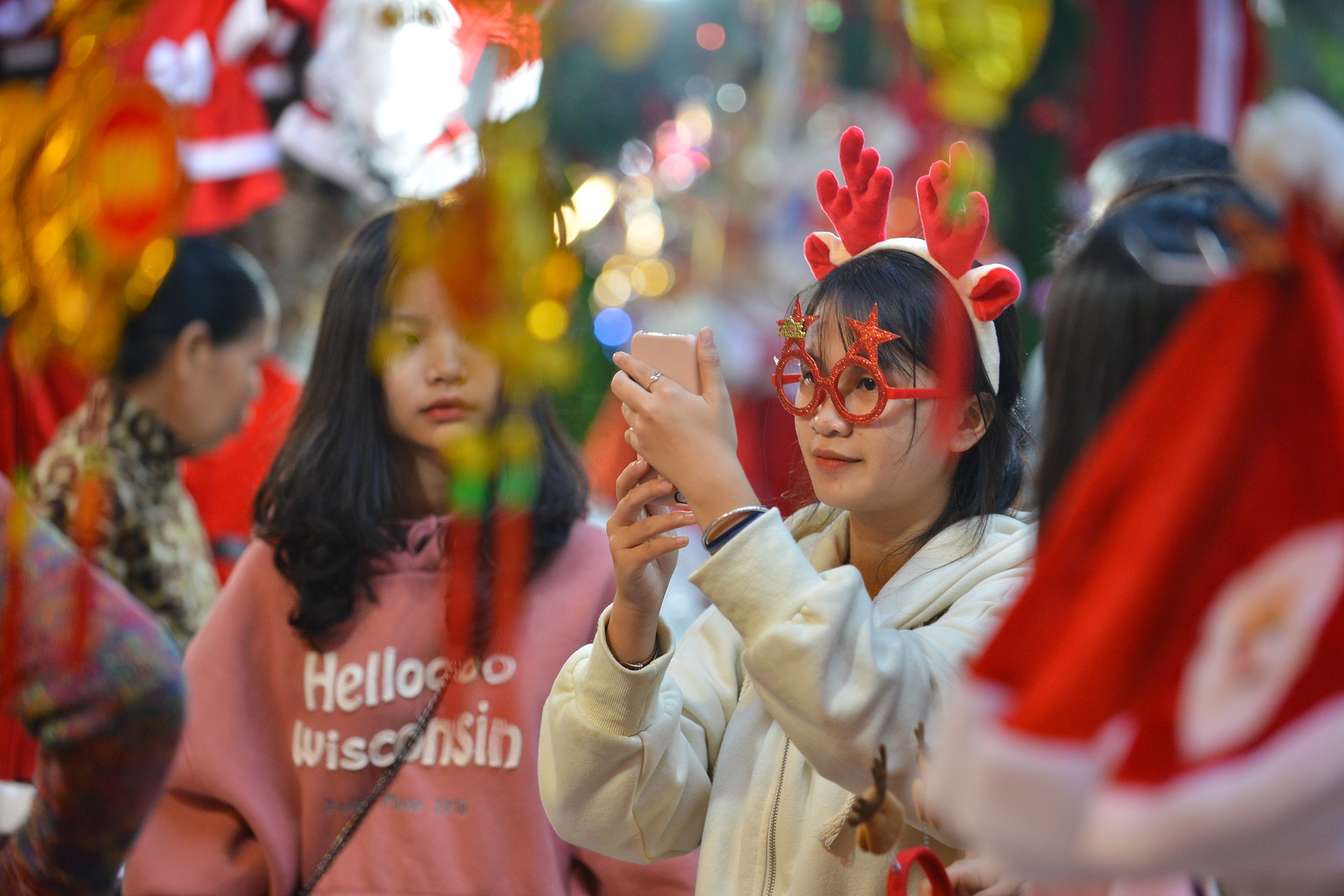Ha Noi len den,  nguoi tre len do xuong pho don Giang sinh anh 3