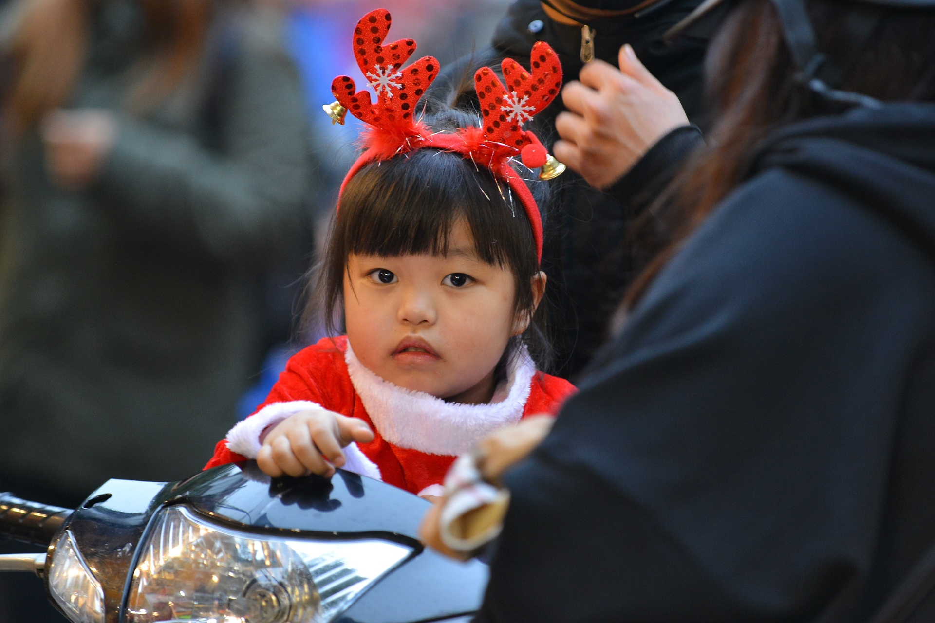 Ha Noi len den,  nguoi tre len do xuong pho don Giang sinh anh 4