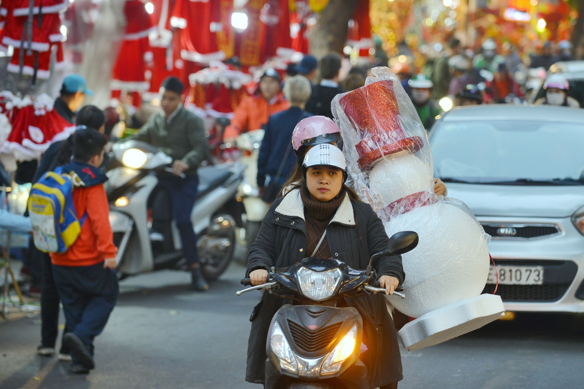 Ha Noi len den,  nguoi tre len do xuong pho don Giang sinh anh 2