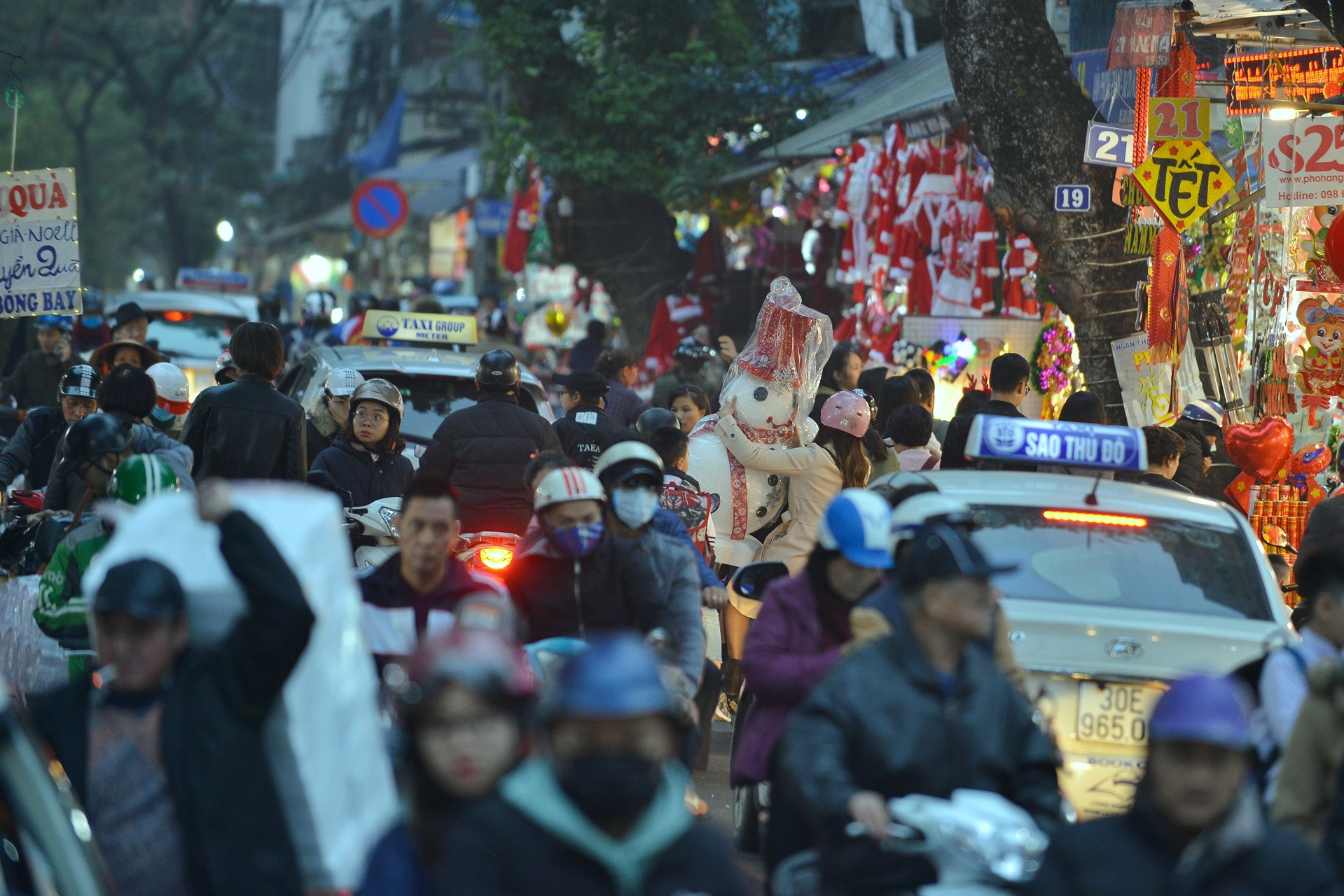 Ha Noi len den,  nguoi tre len do xuong pho don Giang sinh anh 1