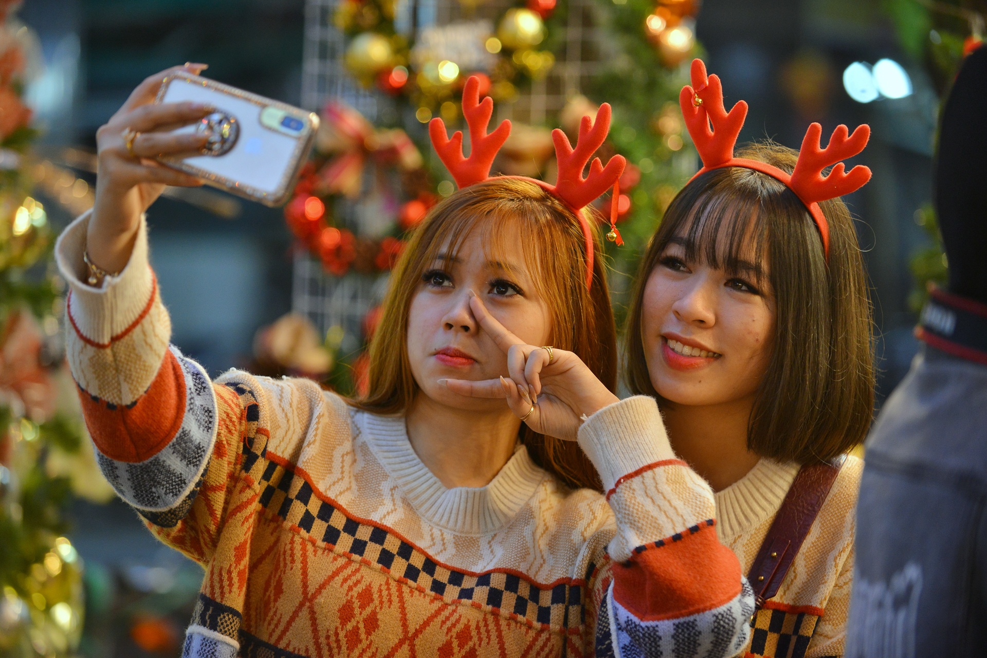 Ha Noi len den,  nguoi tre len do xuong pho don Giang sinh anh 12