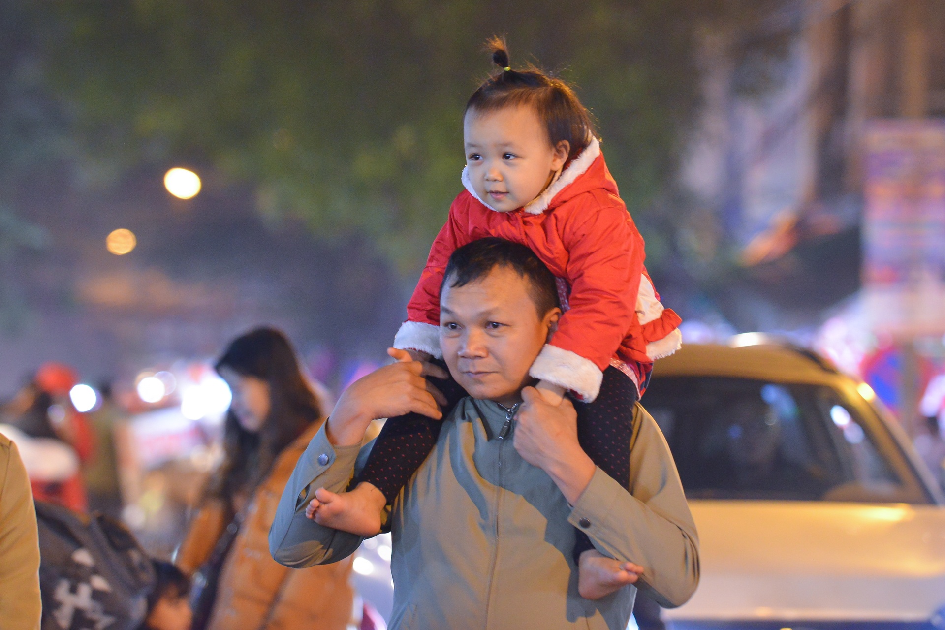 Ha Noi len den,  nguoi tre len do xuong pho don Giang sinh anh 5