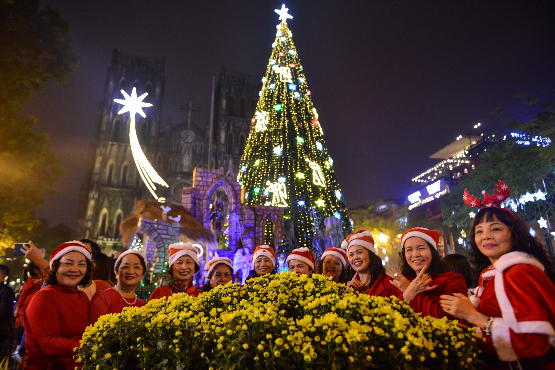 Ha Noi len den,  nguoi tre len do xuong pho don Giang sinh anh 11