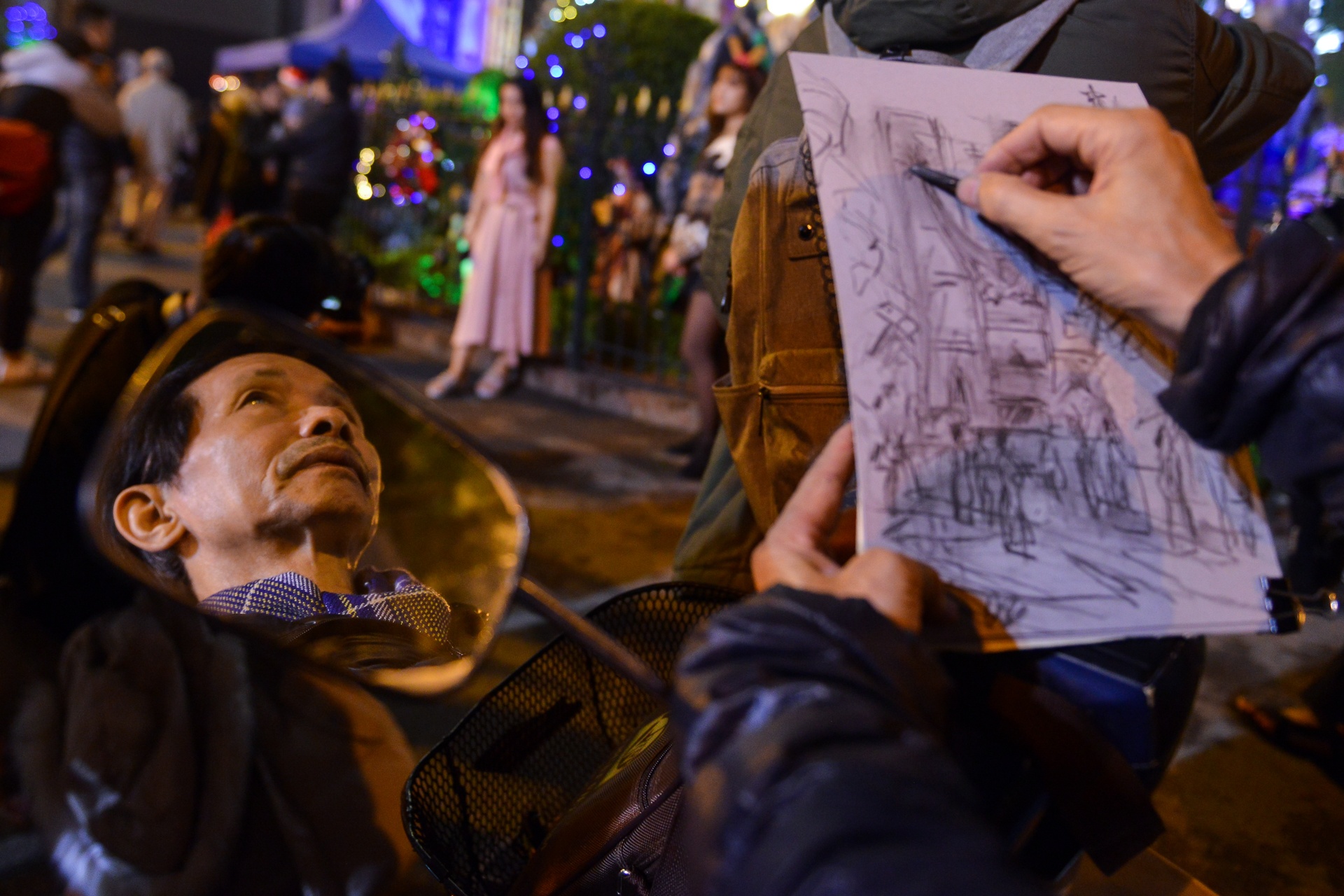 Ha Noi len den,  nguoi tre len do xuong pho don Giang sinh anh 13