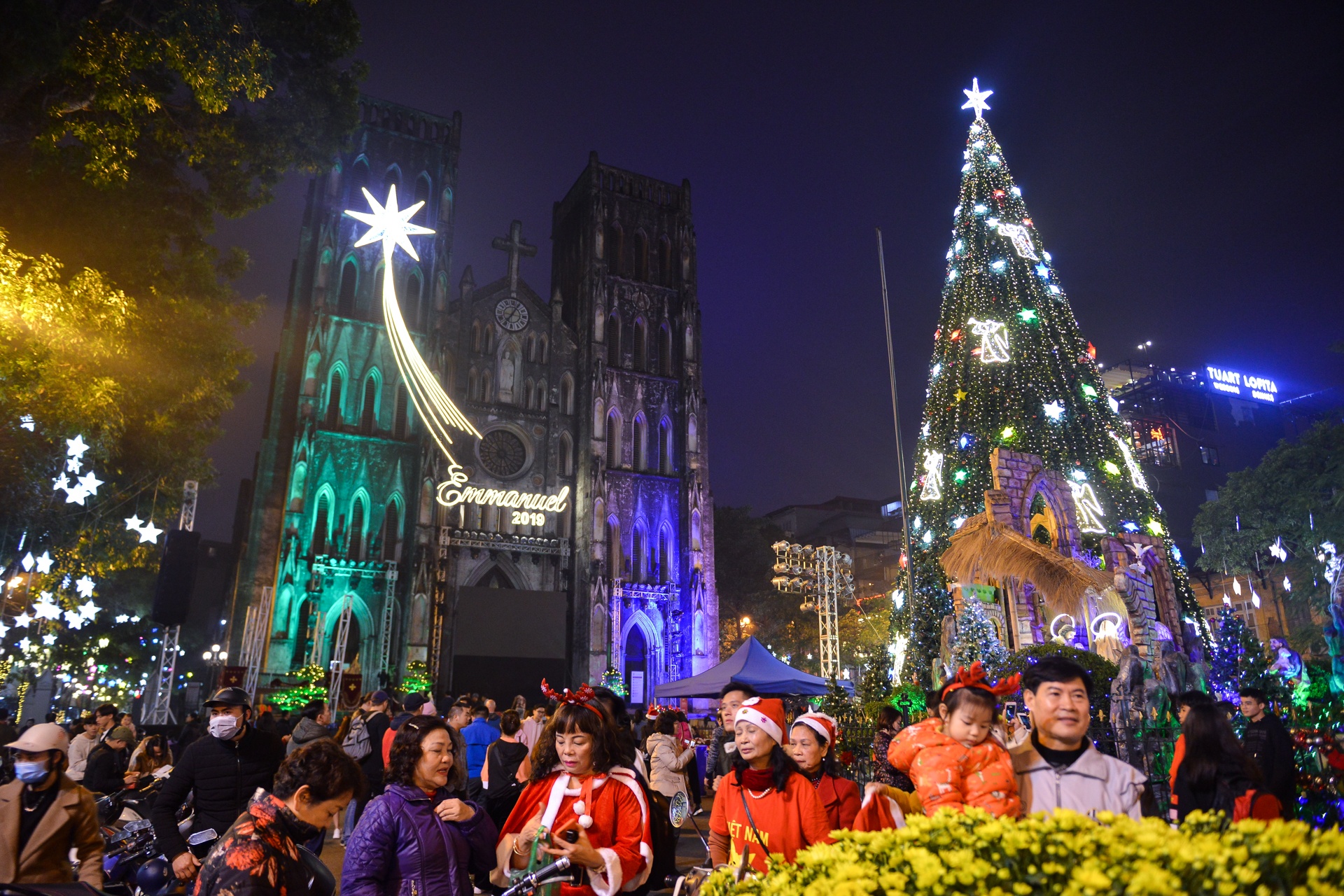 Ha Noi len den,  nguoi tre len do xuong pho don Giang sinh anh 7