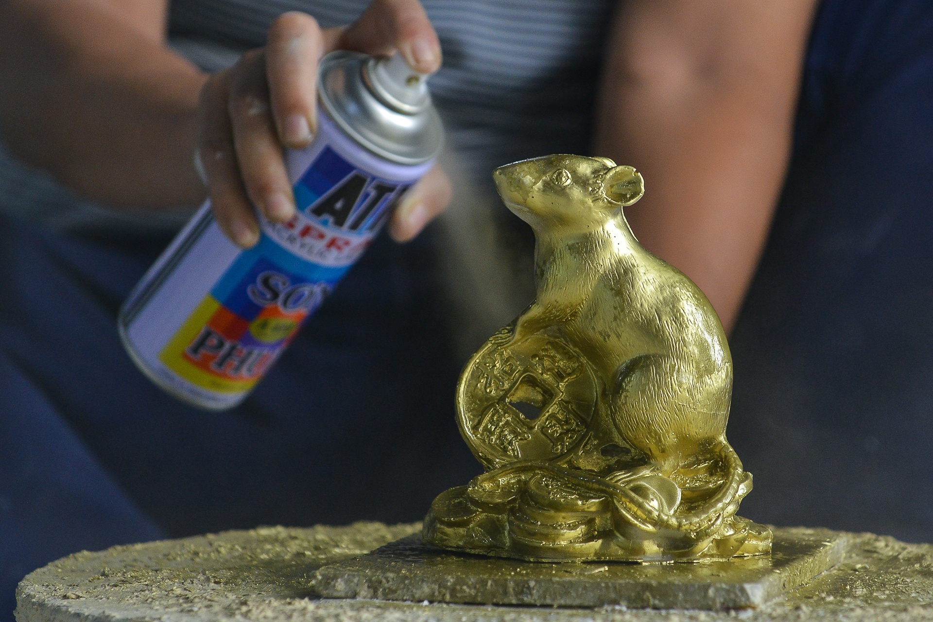 Chuot om dong tien vang chao xuan Canh Ty anh 8