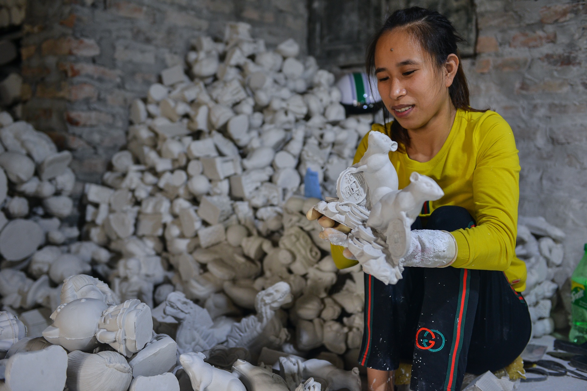 Chuot om dong tien vang chao xuan Canh Ty anh 1