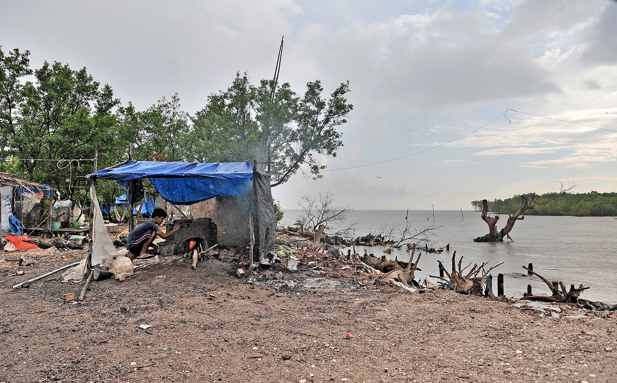 Song bien danh sat lo Dat Mui Ca Mau anh 1