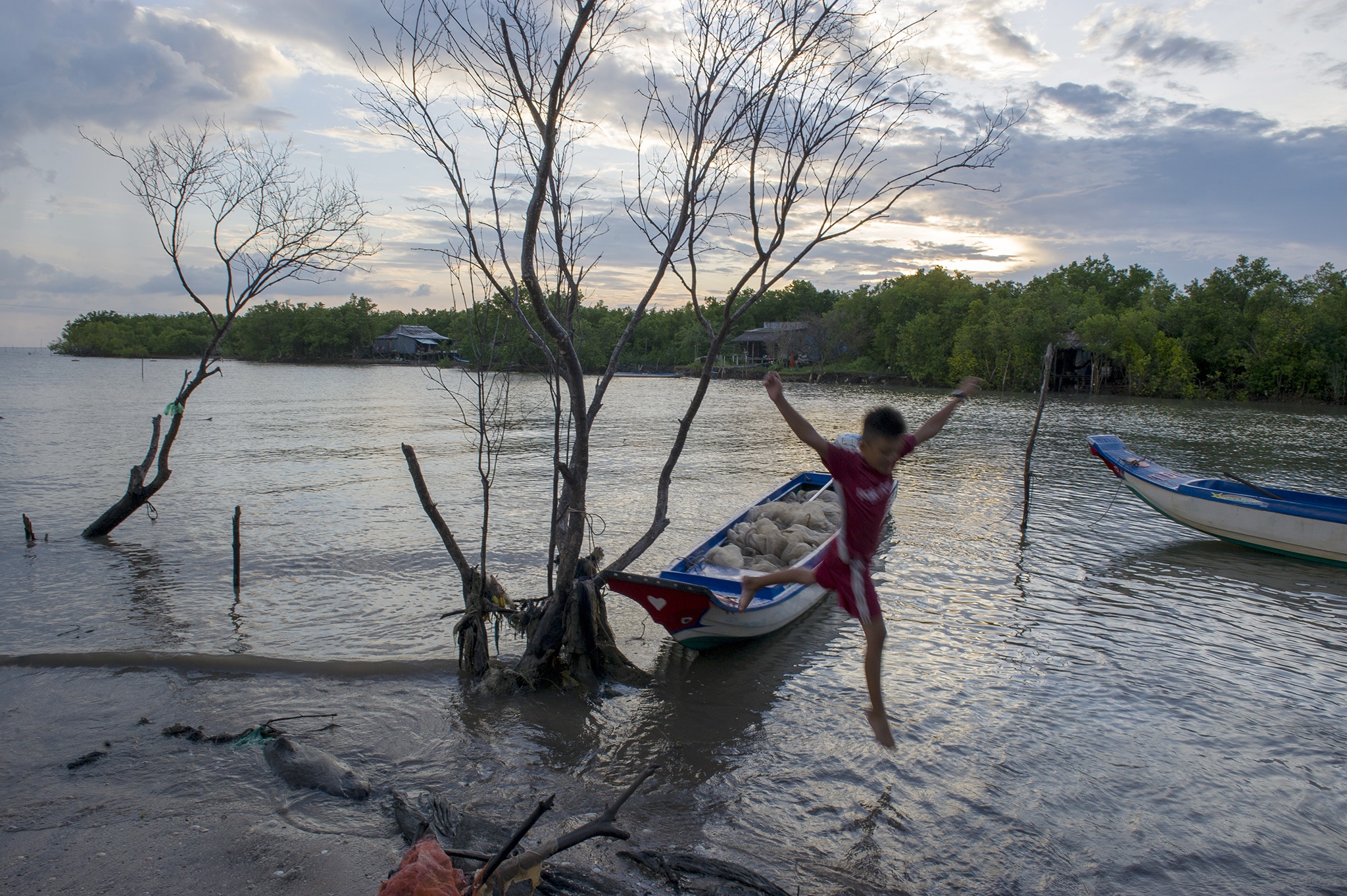 Song bien danh sat lo Dat Mui Ca Mau anh 9