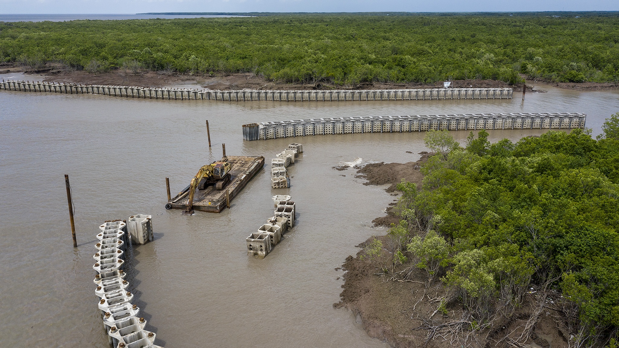 Song bien danh sat lo Dat Mui Ca Mau anh 35