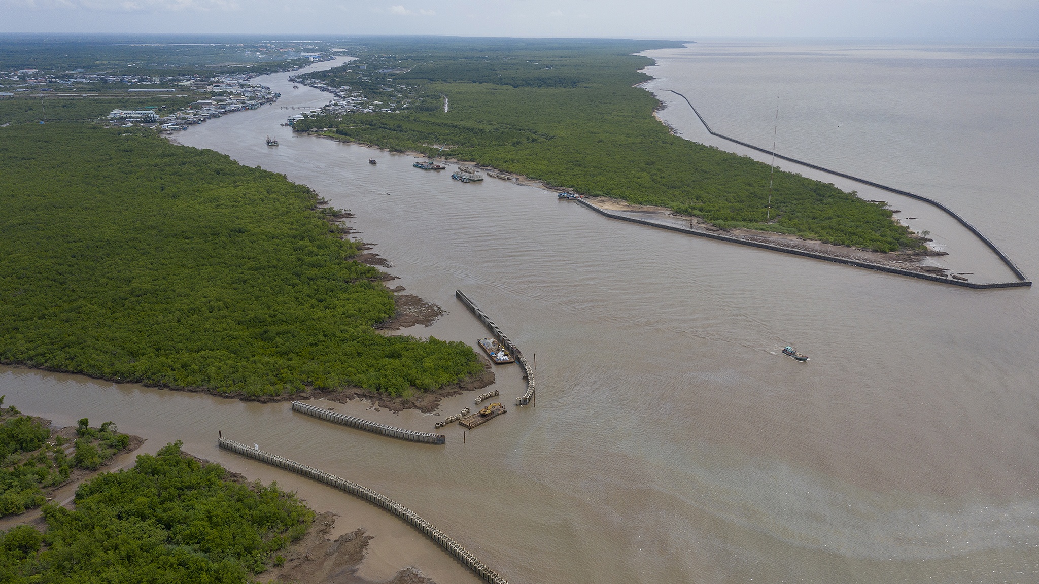 Song bien danh sat lo Dat Mui Ca Mau anh 36