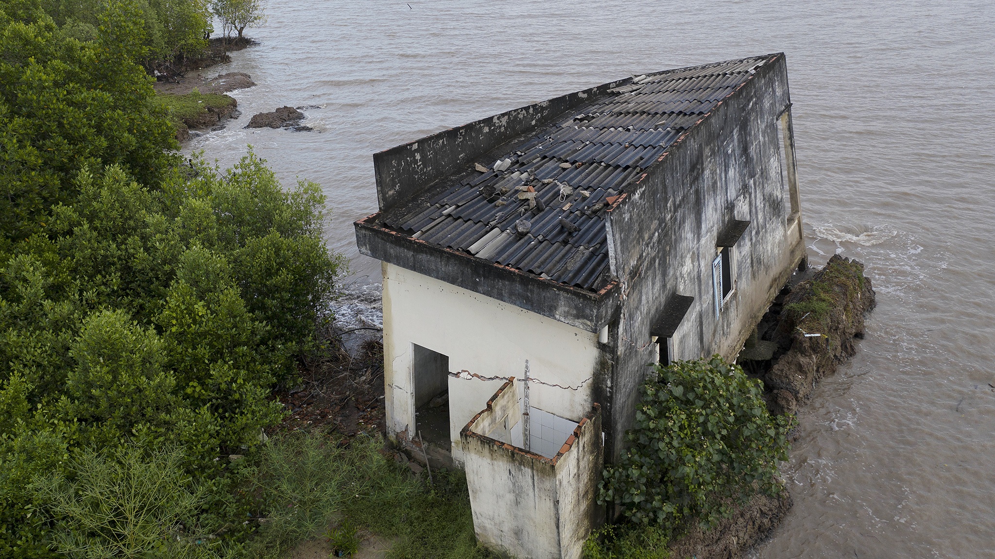 Song bien danh sat lo Dat Mui Ca Mau anh 15