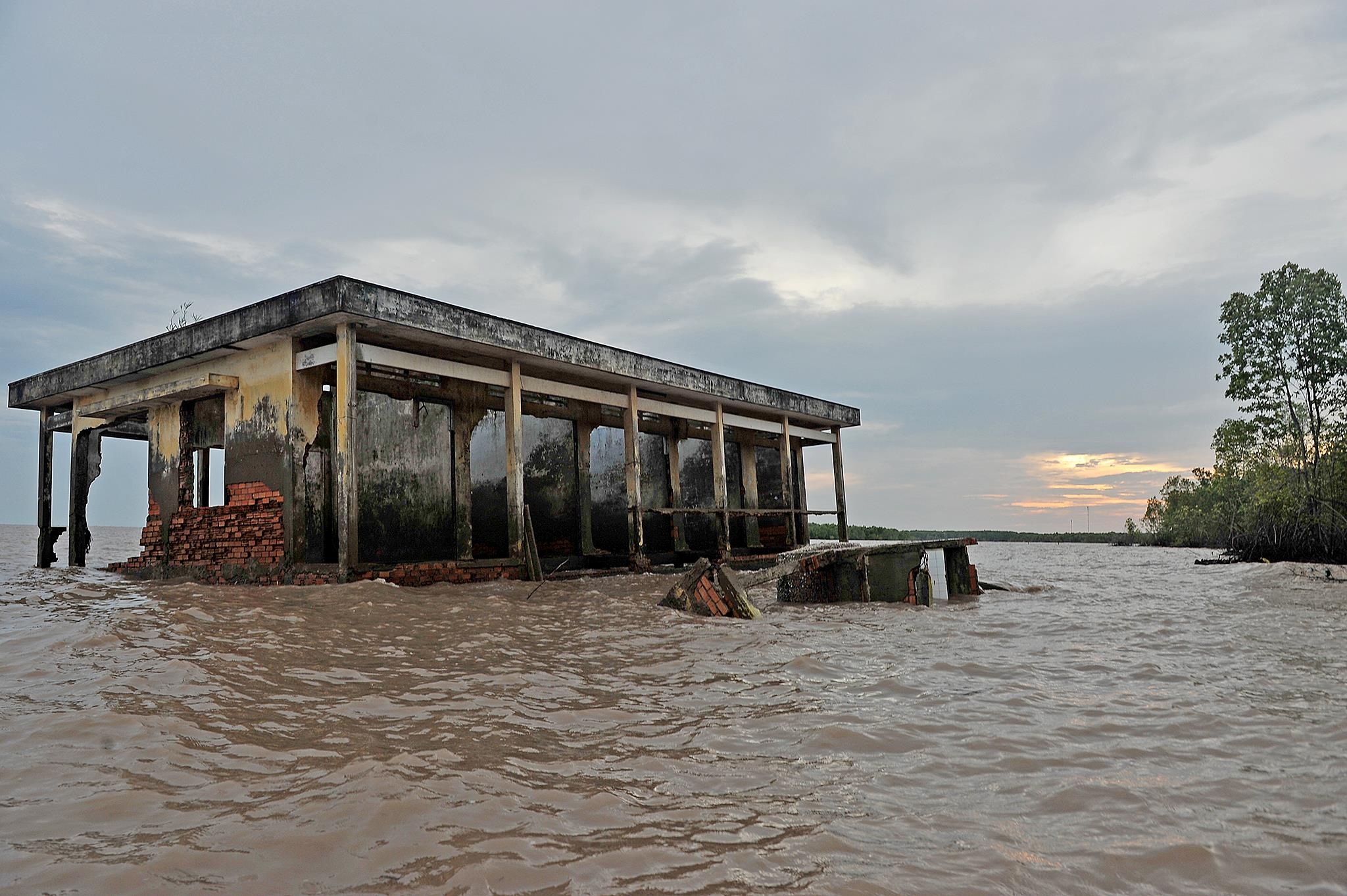 Vat lon chong choi voi sat lo o Dat Mui Ca Mau hinh anh