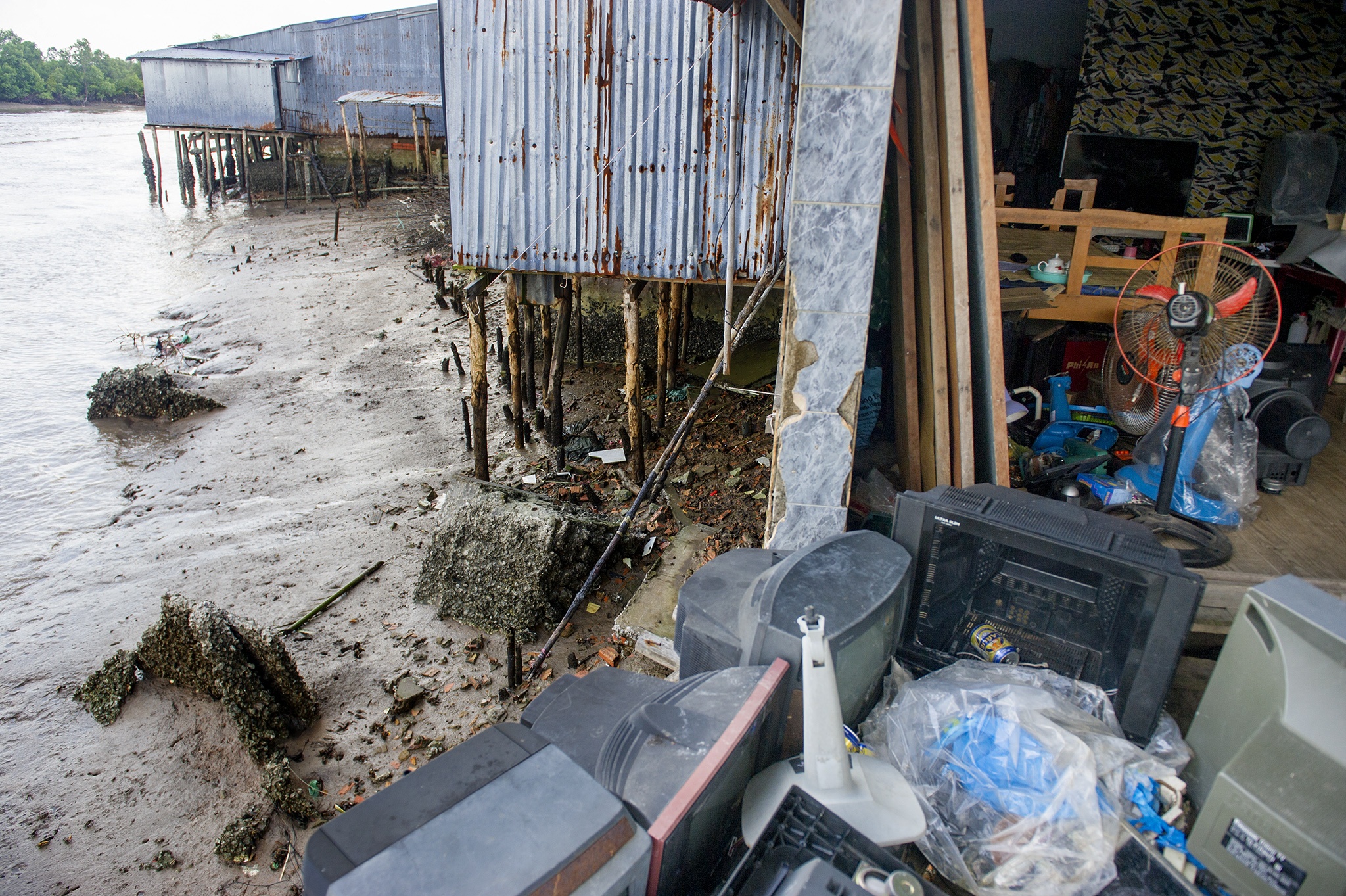 Song bien danh sat lo Dat Mui Ca Mau anh 24