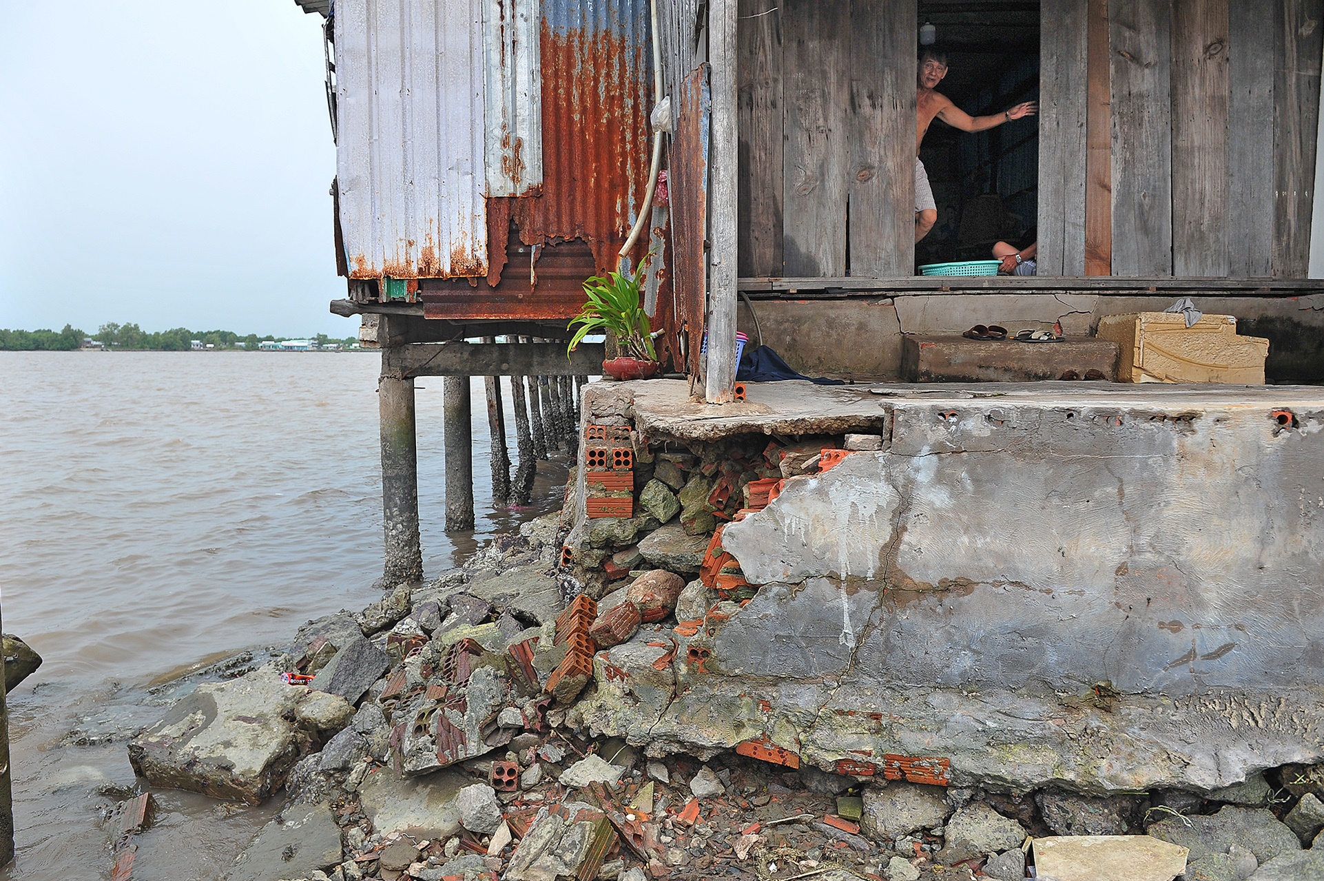 Song bien danh sat lo Dat Mui Ca Mau anh 27