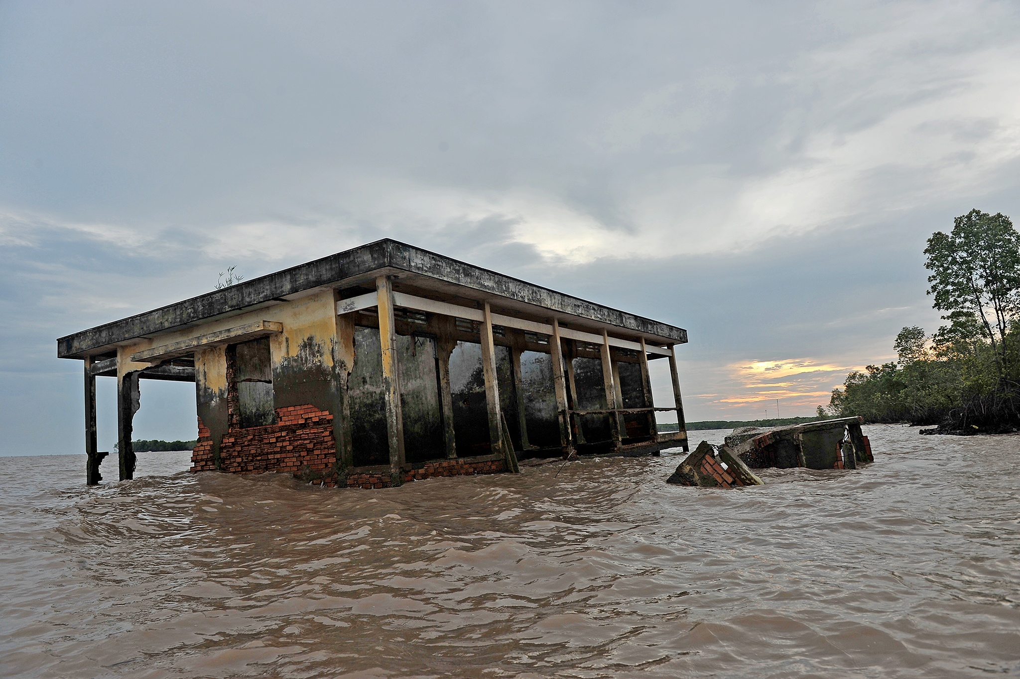 Song bien danh sat lo Dat Mui Ca Mau anh 10