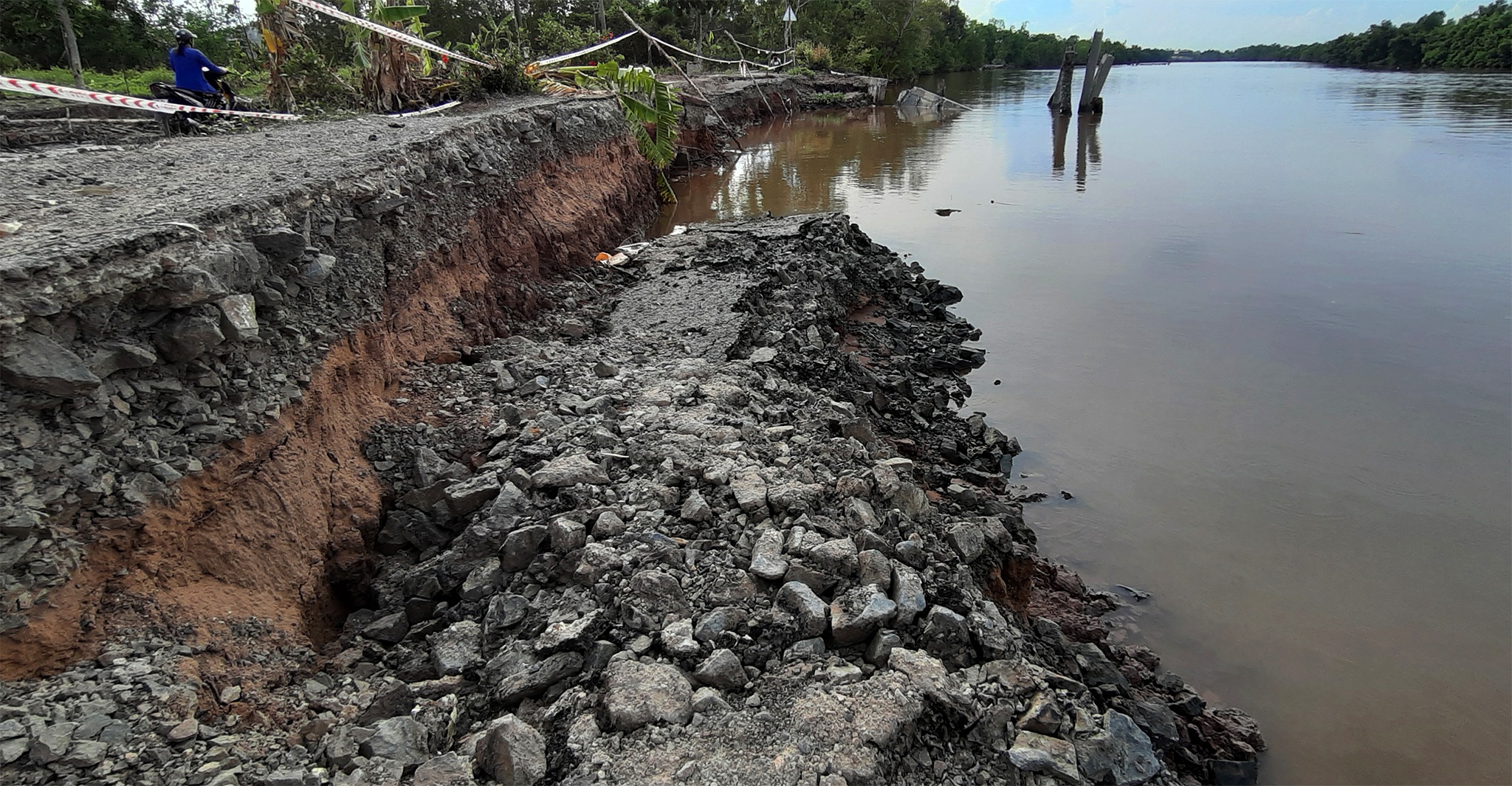 Song bien danh sat lo Dat Mui Ca Mau anh 13