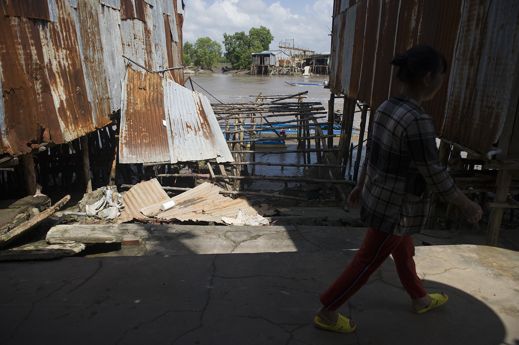 Song bien danh sat lo Dat Mui Ca Mau anh 23