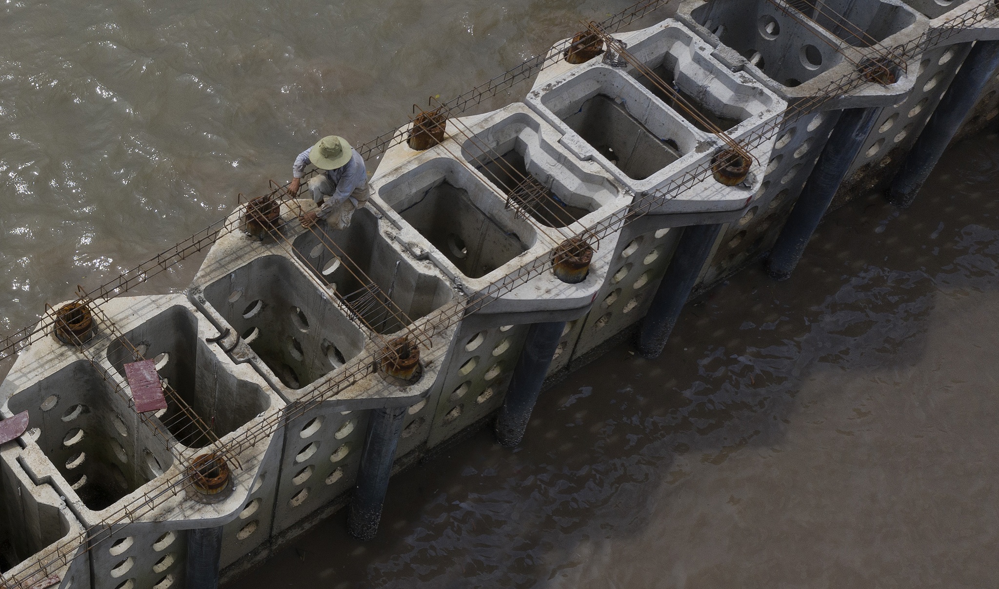 Song bien danh sat lo Dat Mui Ca Mau anh 31