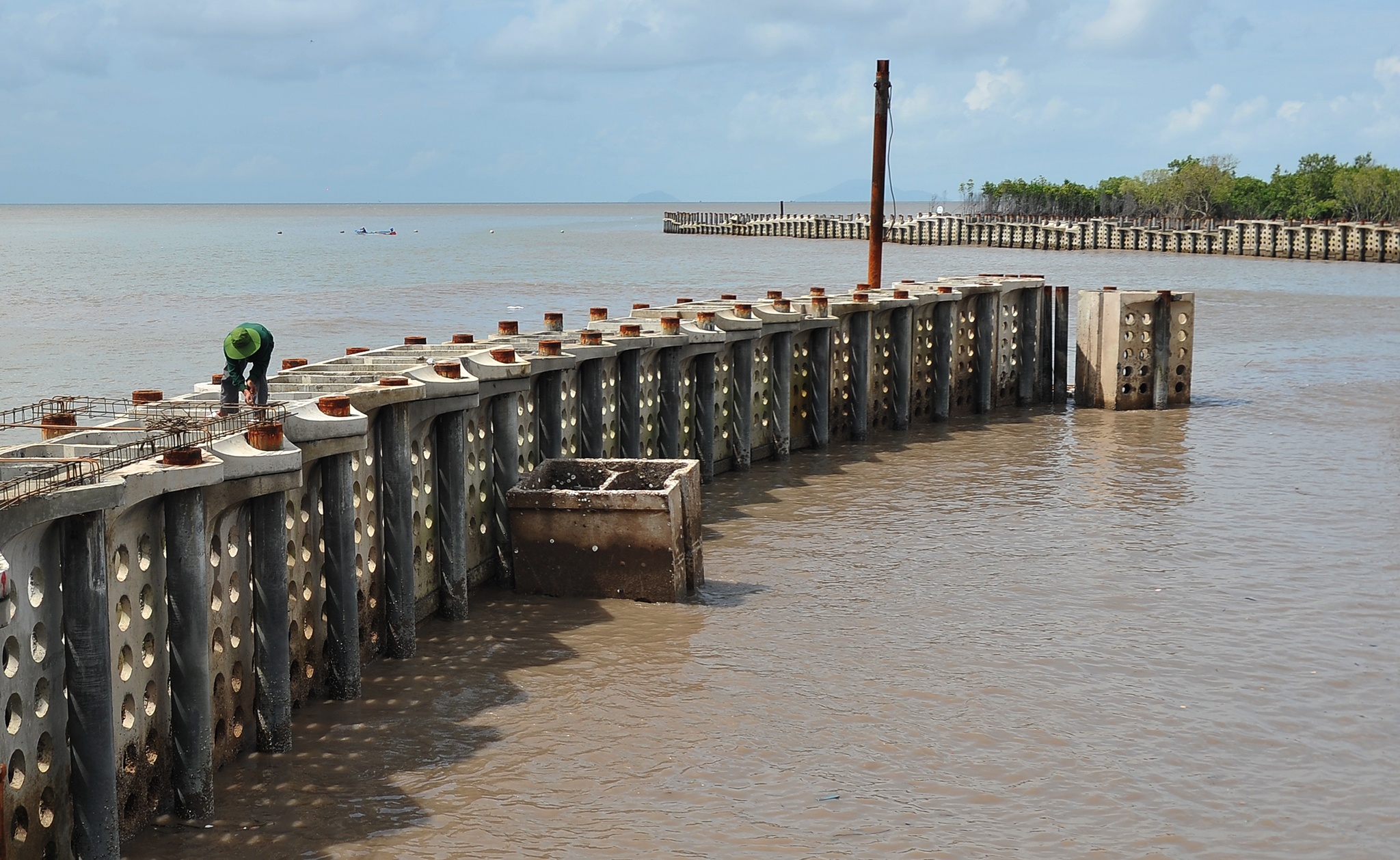 Song bien danh sat lo Dat Mui Ca Mau anh 32