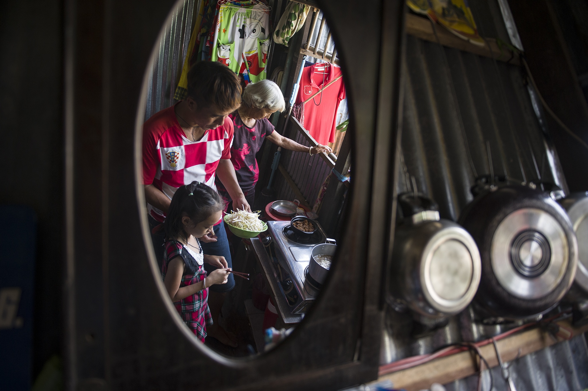 Chú hề thổi bóng bằng mũi ở miền Tây, chú hề miền Tây gà trống nuôi con ảnh 23 Chu he thoi bong bang mui o mien Tay, chu he mien Tay ga trong nuoi con anh 23