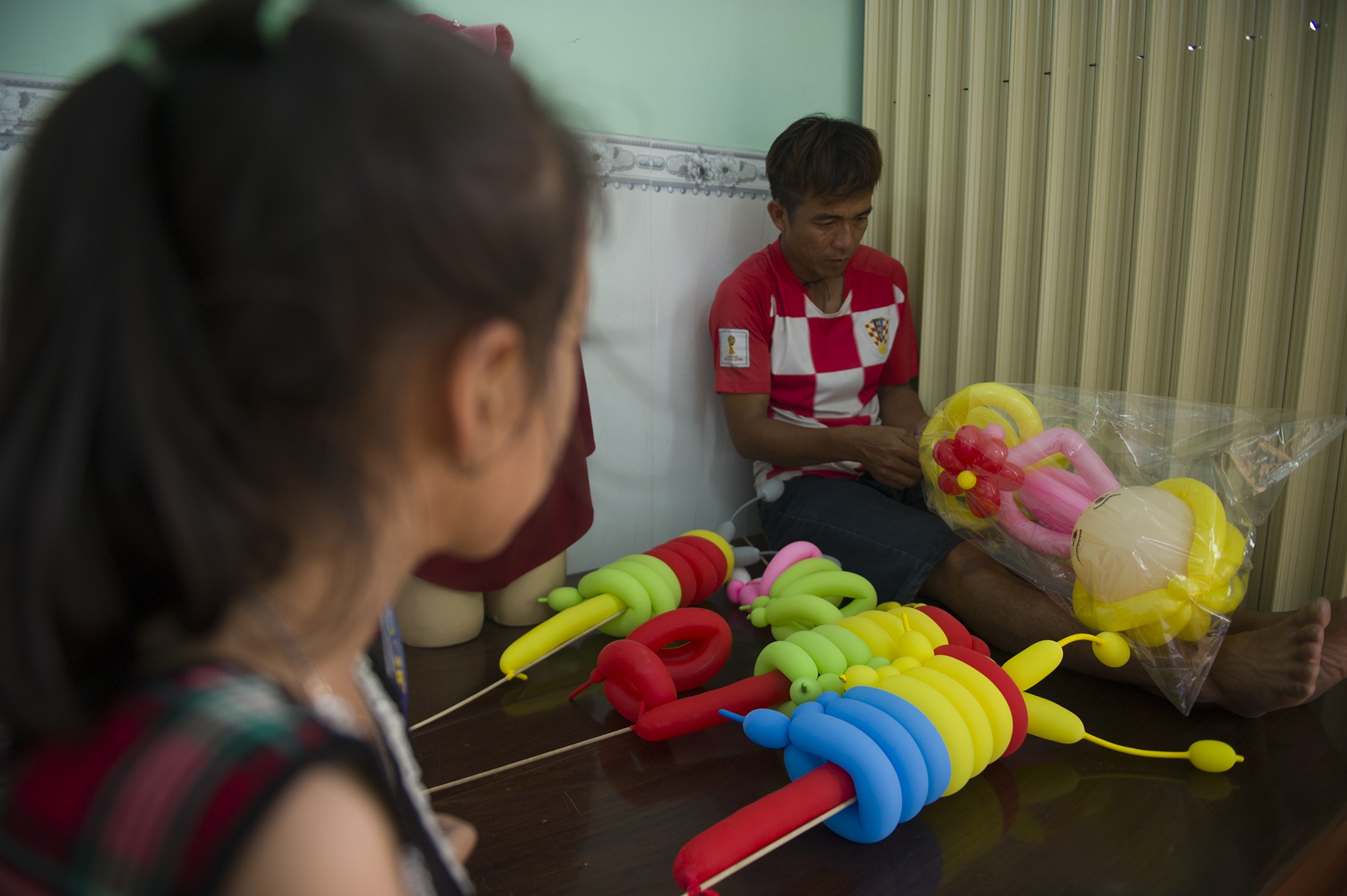 Chú hề thổi bóng bằng mũi ở miền Tây, chú hề miền Tây gà trống nuôi con ảnh 25 Chu he thoi bong bang mui o mien Tay, chu he mien Tay ga trong nuoi con anh 25