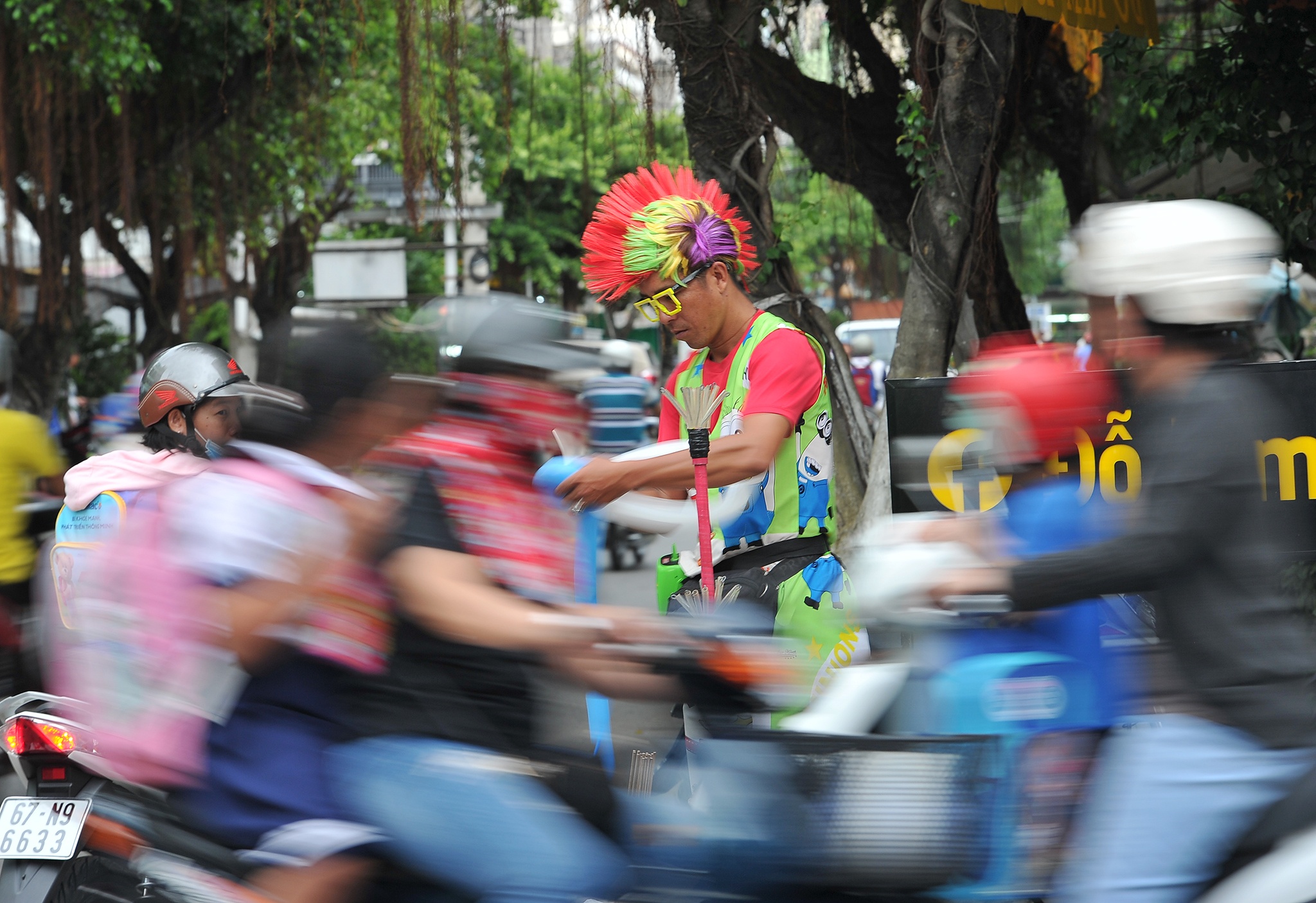 Chú hề thổi bóng bằng mũi ở miền Tây, chú hề miền Tây gà trống nuôi con ảnh 11 Chu he thoi bong bang mui o mien Tay, chu he mien Tay ga trong nuoi con anh 11