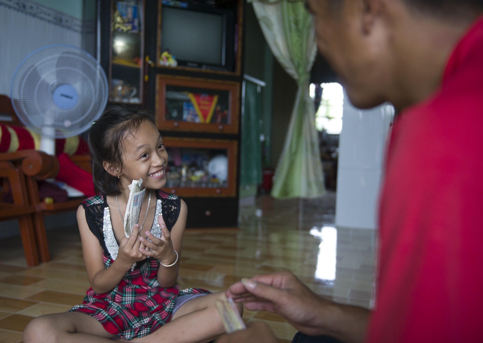 Chú hề thổi bóng bằng mũi ở miền Tây, chú hề miền Tây gà trống nuôi con ảnh 28 Chu he thoi bong bang mui o mien Tay, chu he mien Tay ga trong nuoi con anh 28