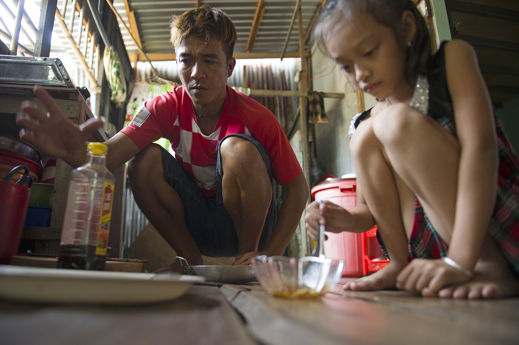 Chú hề thổi bóng bằng mũi ở miền Tây, chú hề miền Tây gà trống nuôi con ảnh 24 Chu he thoi bong bang mui o mien Tay, chu he mien Tay ga trong nuoi con anh 24